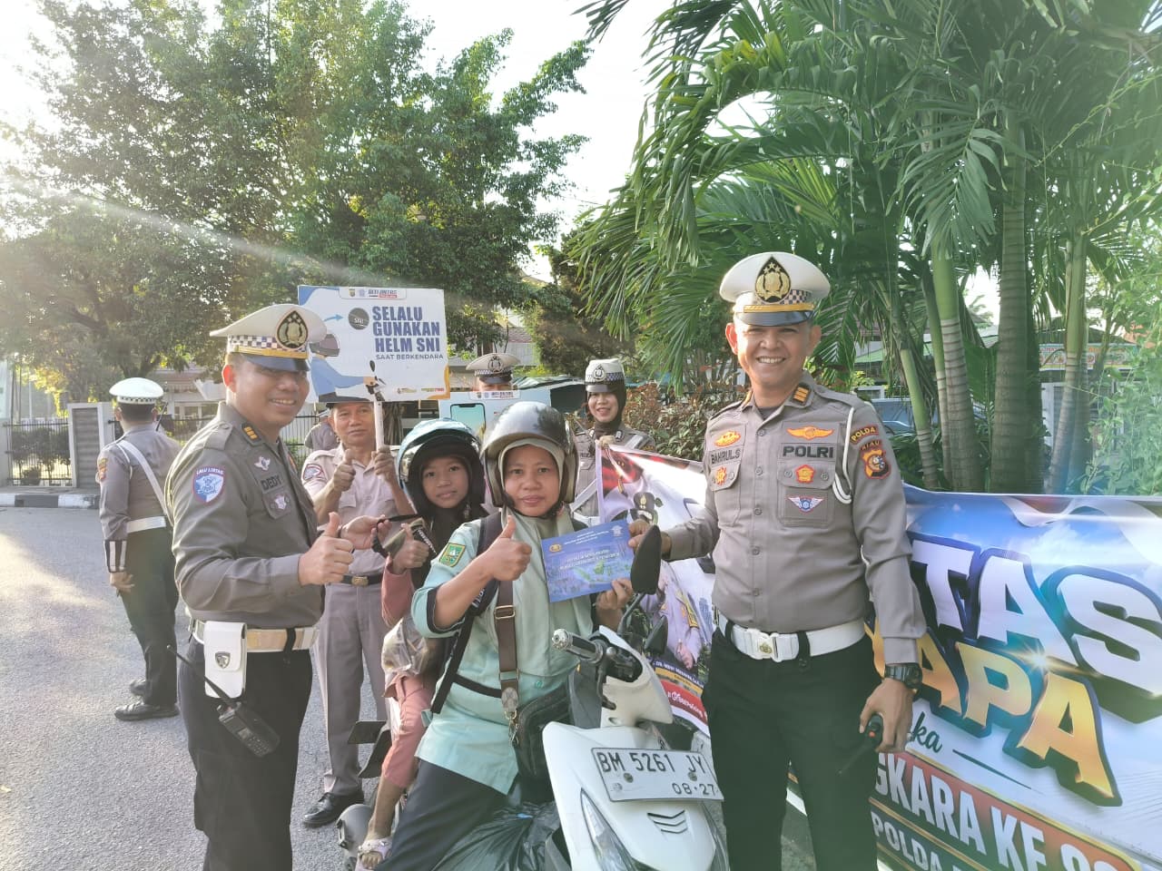 Subdit Kamsel Ditlantas Polda Riau Gelar Kampanye Keselamatan Berlalu Lintas dan Bagikan Helm SNI kepada Pengguna Jalan