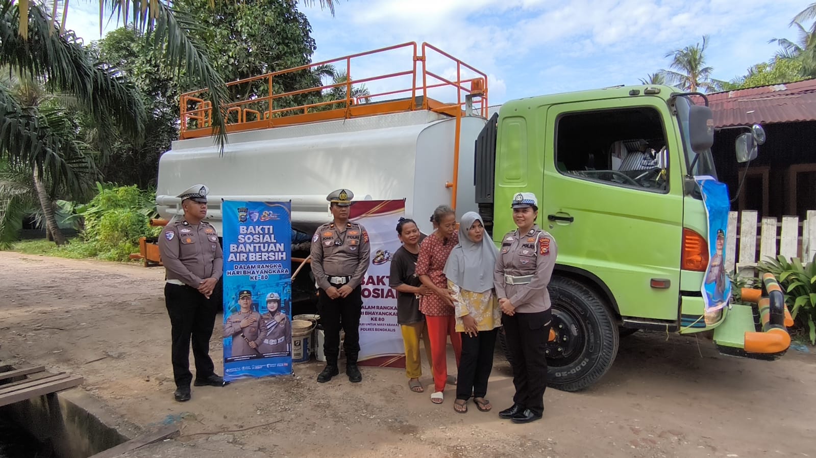 Polantas Menyapa : Hingga Hari ini 3.360 Paket Bansos dan 24 Titik Air Bersih Disalurkan Polda Riau 