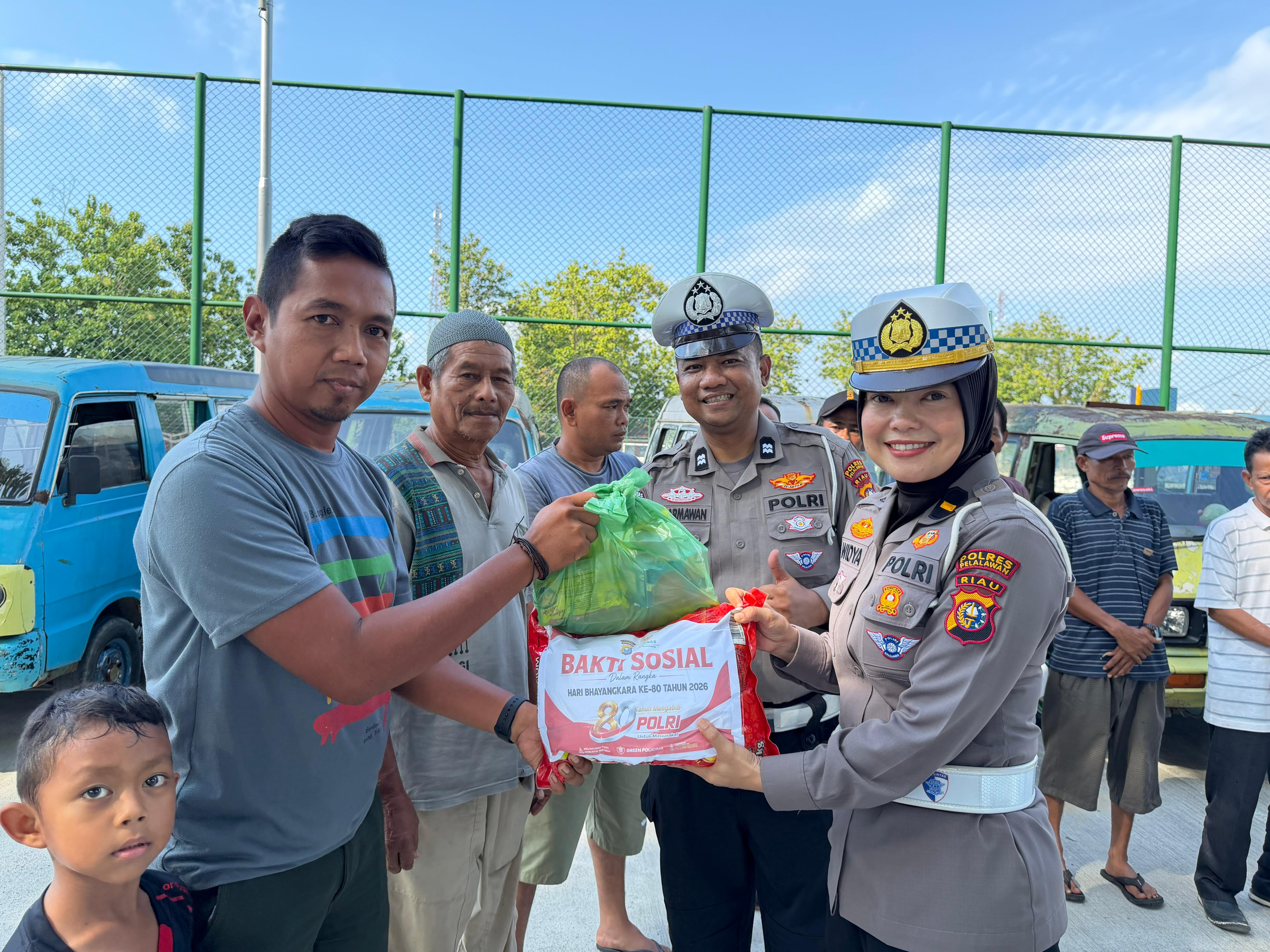 Polantas Menyapa : Hingga Hari ini 3.360 Paket Bansos dan 24 Titik Air Bersih Disalurkan Polda Riau 