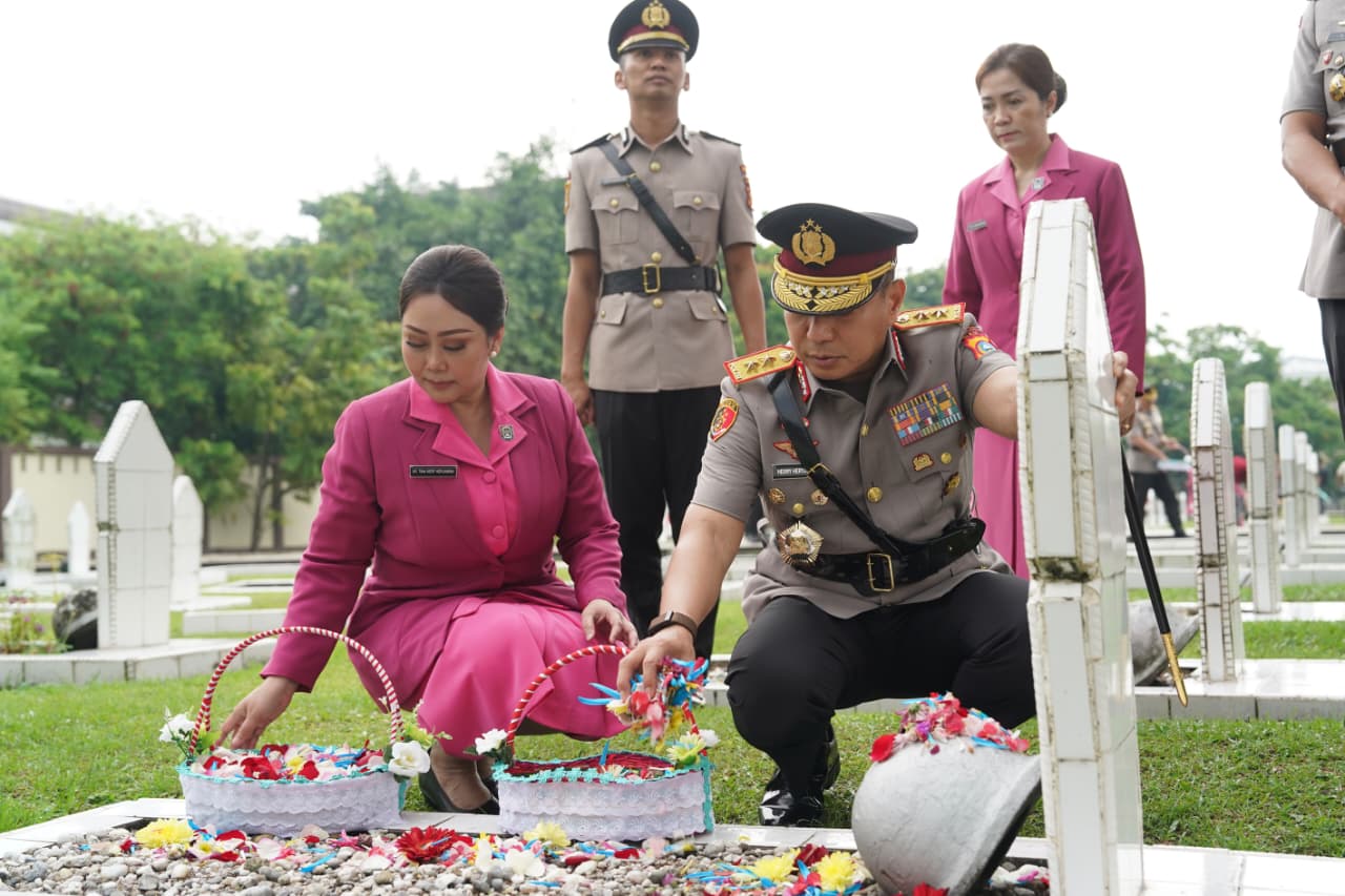 Kapolda Riau Pimpin Upacara Ziarah Rombongan Peringatan Ke-80 Hari Bhayangkara Tahun 2026 di TMP Kusuma Dharma
