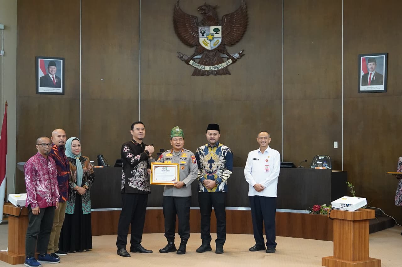 Kapolda Riau Raih Penghargaan Achievement Motivation Person pada Penganugerahan Keterbukaan Informasi Publik Tahun 2025