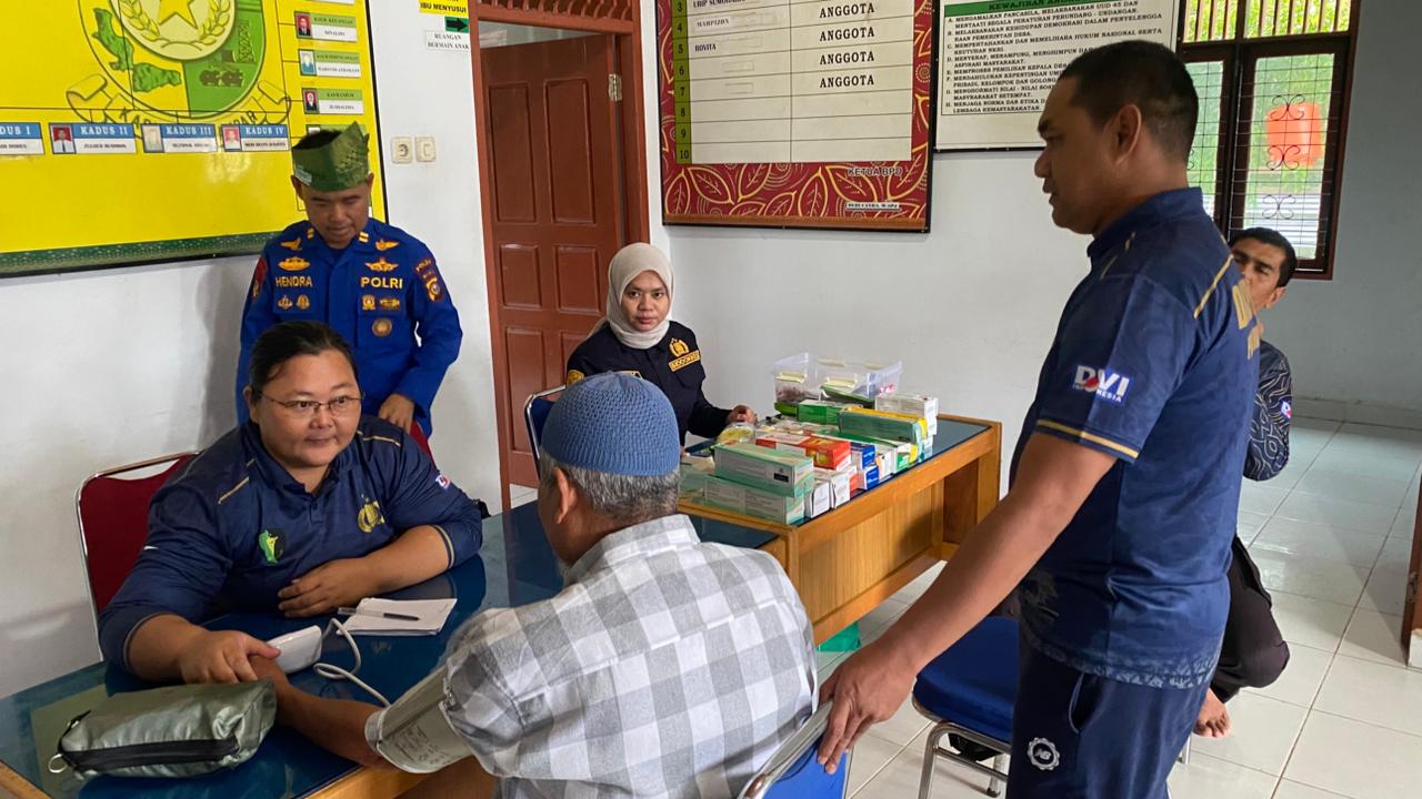 Ekspedisi Jalur HUT Bhayangkara ke-80 Tahap III, Polda Riau Salurkan 150 Paket Bansos dan Layanan Kesehatan ke Wilayah Terpencil