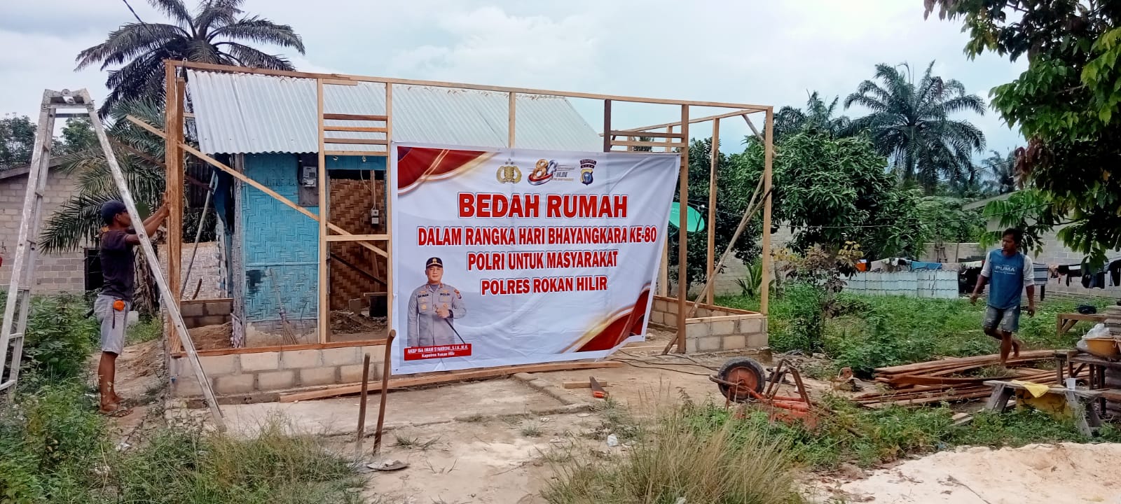 POLRES ROKAN HILIR TINJAU PROGRES BEDAH RUMAH WARGA, WUJUD KEPEDULIAN MENYAMBUT HARI BHAYANGKARA KE-80