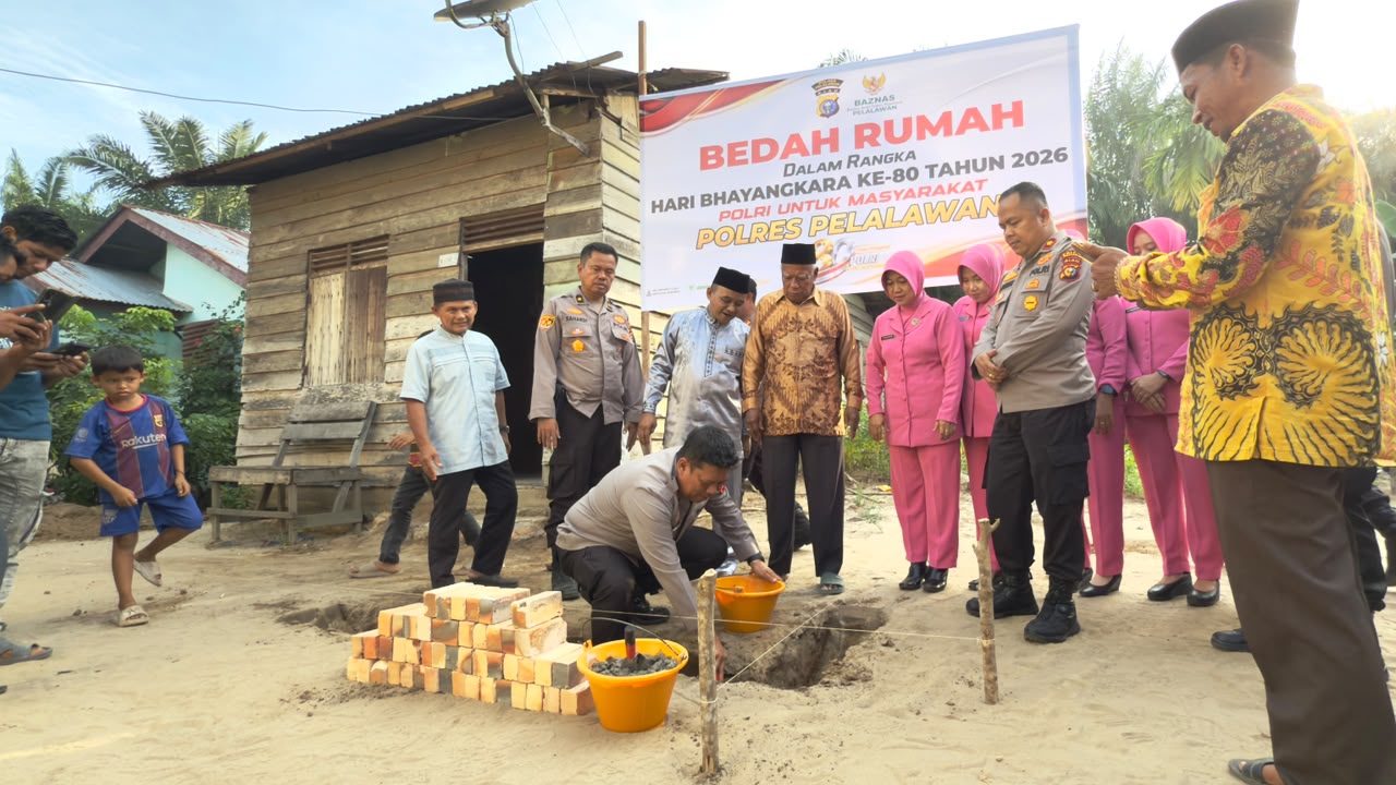 Peletakan Batu Pertama  Bedah Rumah Bhayangkara Ke-80 untuk Sdr. Usman di Pelalawan