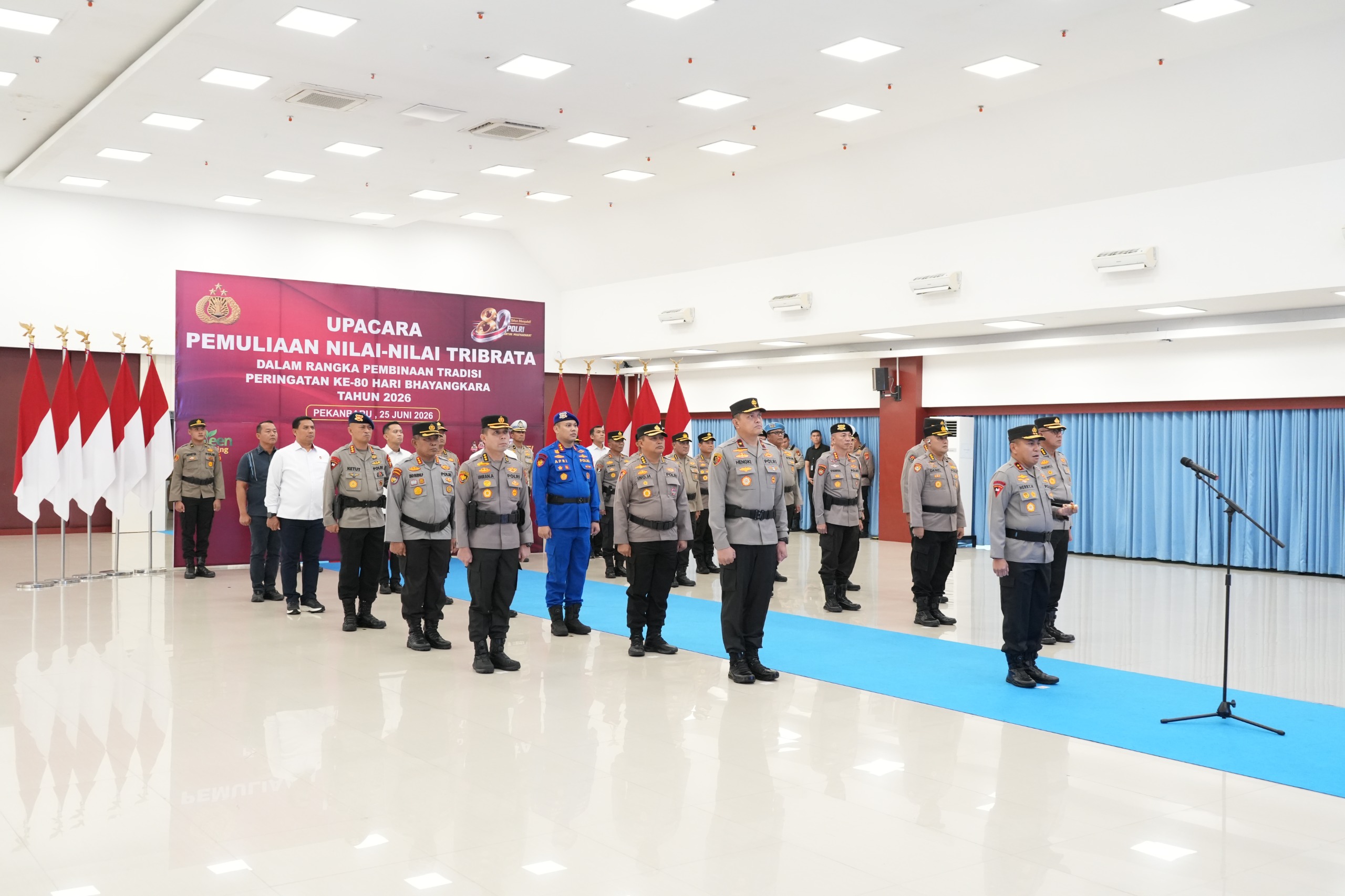 Kapolda Riau Ikuti Upacara Pemuliaan Nilai-Nilai Luhur Tri Brata Peringati Hari Bhayangkara ke-80 Secara Virtual