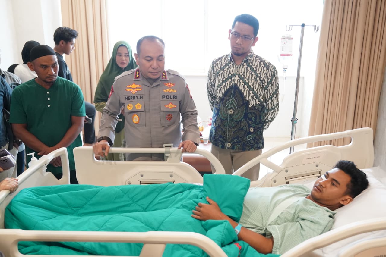 Kapolda Riau Jenguk Mahasiswa UMRI Korban Pemukulan Saat Menyampaikan Aspirasi