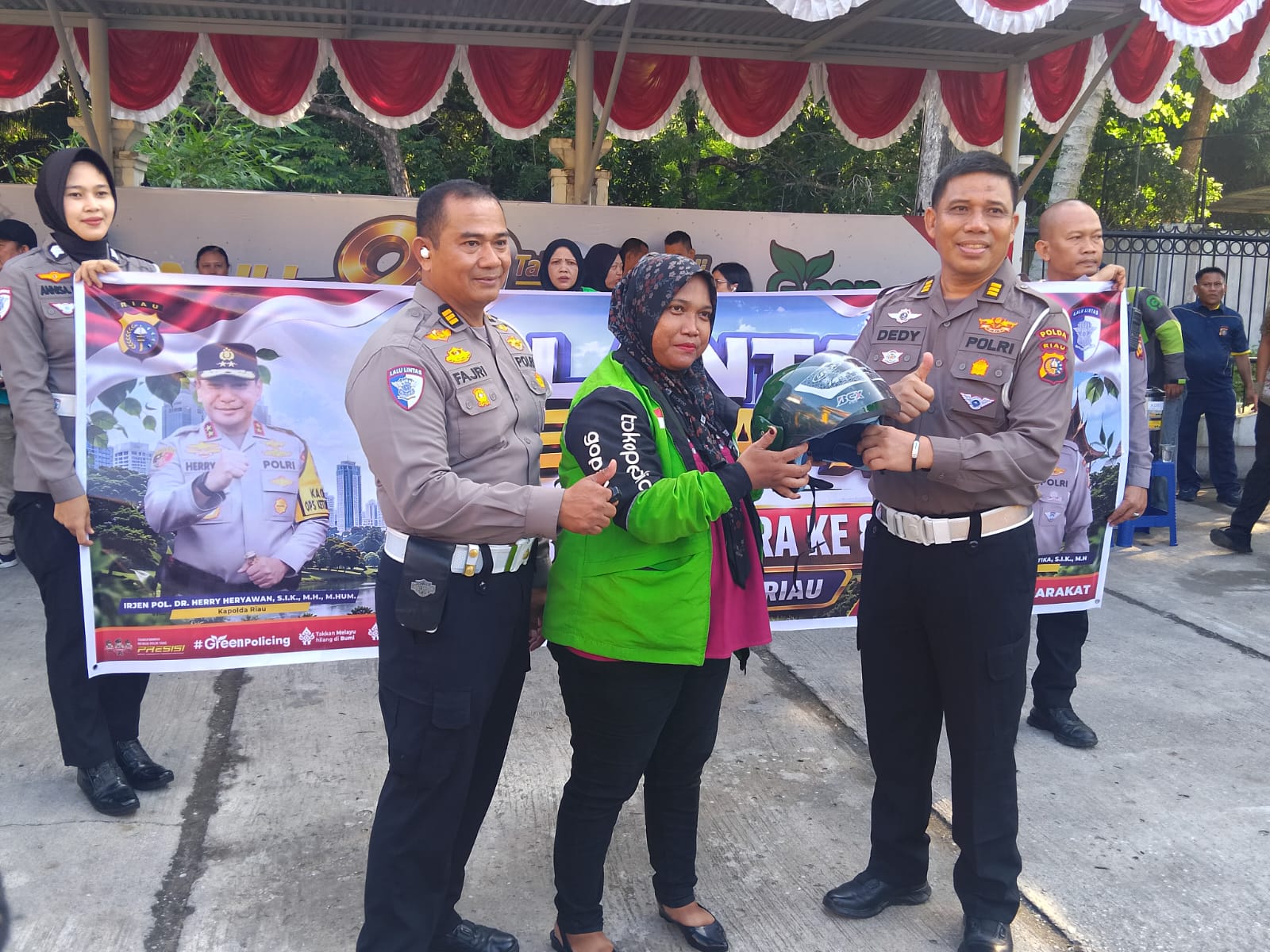 Peringati HUT Bhayangkara ke-80, Ditbinmas Polda Riau Salurkan Sembako dan Resmikan Rest Area Ojol Presisi