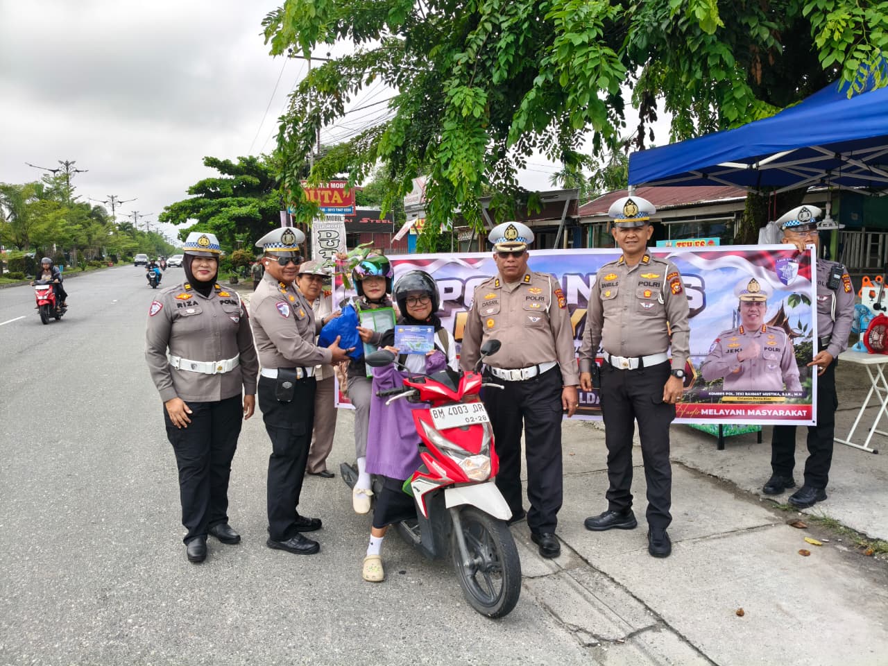 Saat Polantas Menyapa di Persimpangan Jalan, Puluhan Helm SNI di Bagikan dan ajak Pengendara Patuhi Tata Tertb Berlalu Lintas