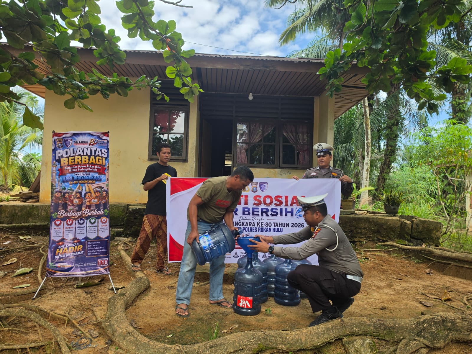 Menyentuh Hati Masyarakat, Polda Riau Terus Hadir Lewat Bansos, Air Bersih dan Bedah Rumah Sambut Hari Bhayangkara ke-80