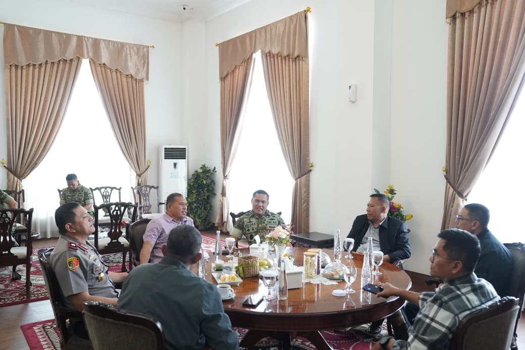 Wakapolda Riau Sambut Kedatangan Dansesko TNI dan Rombongan di Bandara SSK II Pekanbaru