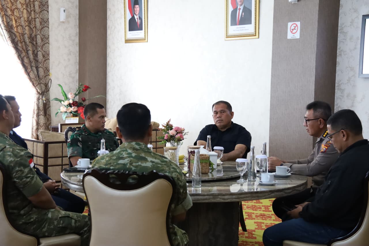 Irwasda Polda Riau Antar Keberangkatan Dansesko TNI dan Rombongan di Bandara SSK II Pekanbaru