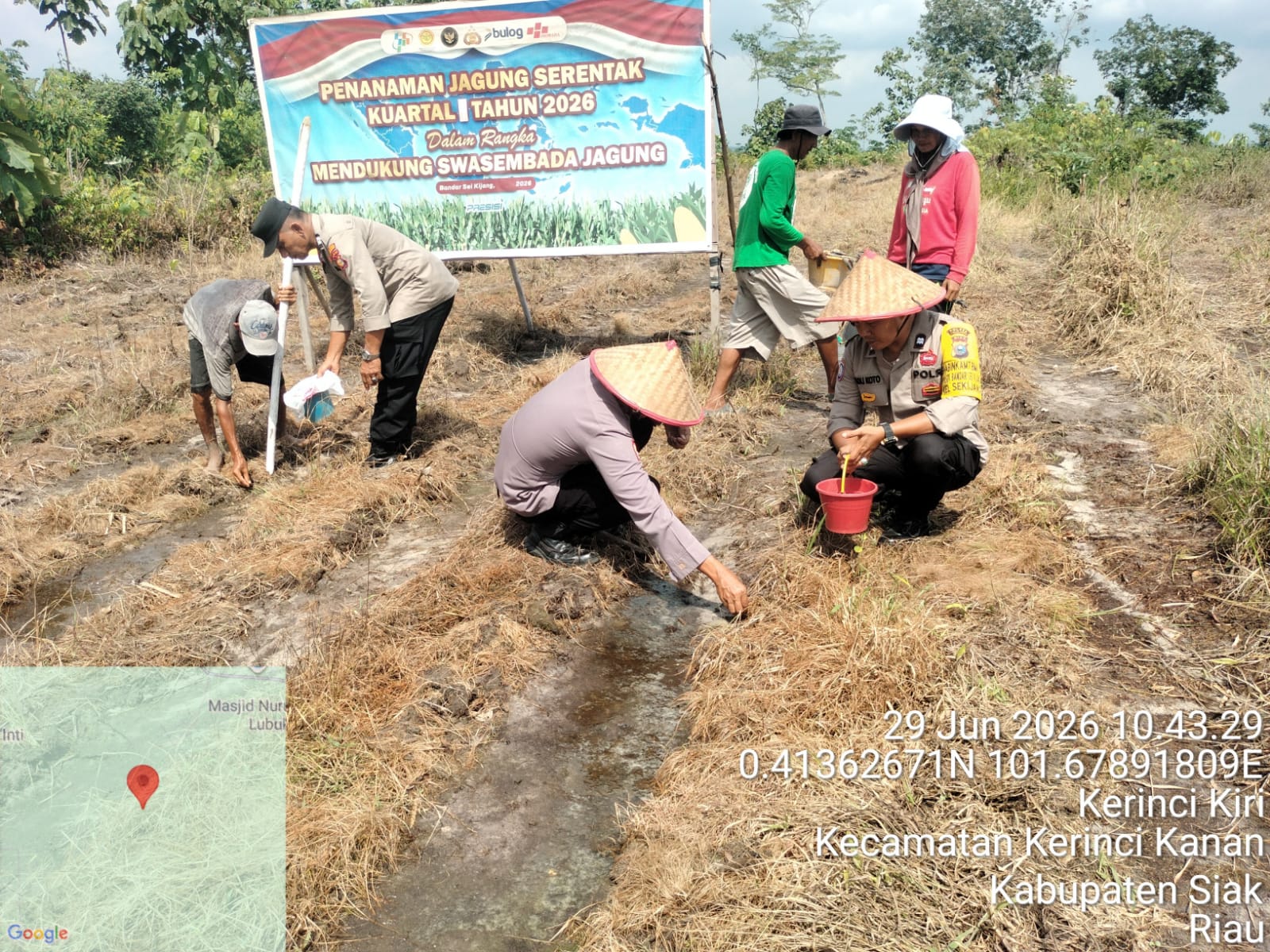 Polsek Bandar Sei Kijang Dukung Ketahanan Pangan di Lubuk Ogung