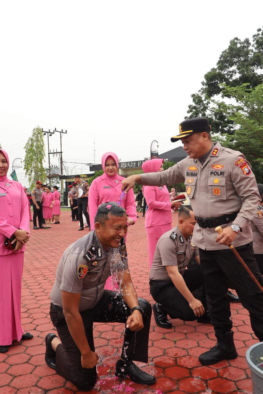 Kapolres Rohil Pimpin Upacara Kenaikan Pangkat, 65 Personel Didorong Tingkatkan Profesionalisme