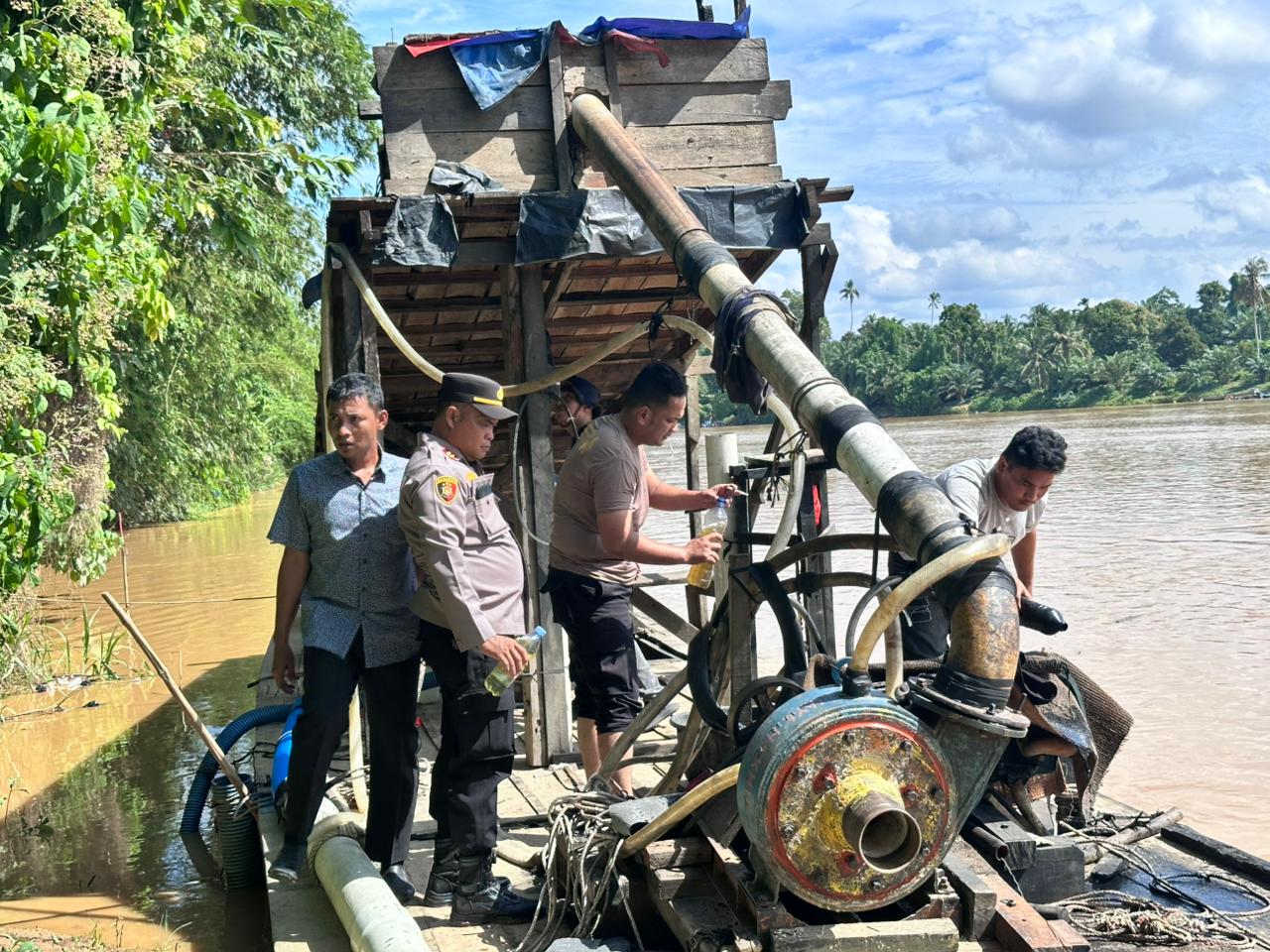 Polsek Cerenti Tertibkan 12 Rakit Dompeng di Sungai Kuantan