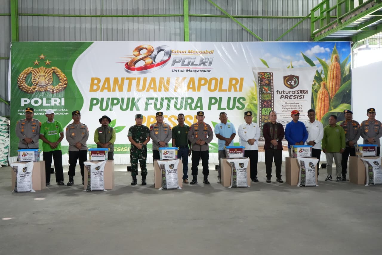 Kapolri Tinjau Pabrik Pupuk di Kampar, Salurkan Bantuan Pupuk untuk Perkuat Produktivitas Kelompok Tani