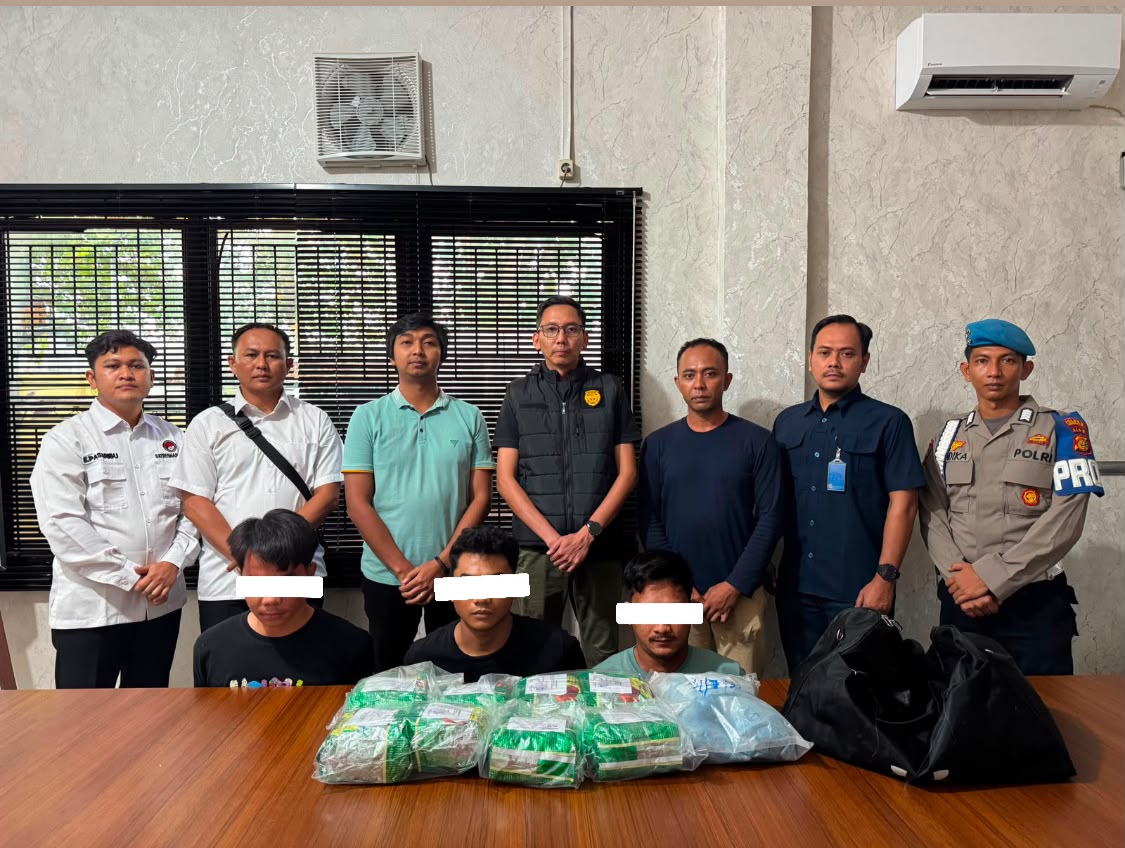 Kapolres Bengkalis Melalui Kasat Resnarkoba Ungkap Peredaran Narkotika, Amankan Tiga Tersangka dan Sita 8 Bungkus Besar Diduga Sabu serta 1 Bungkus Besar Diduga Ekstasi