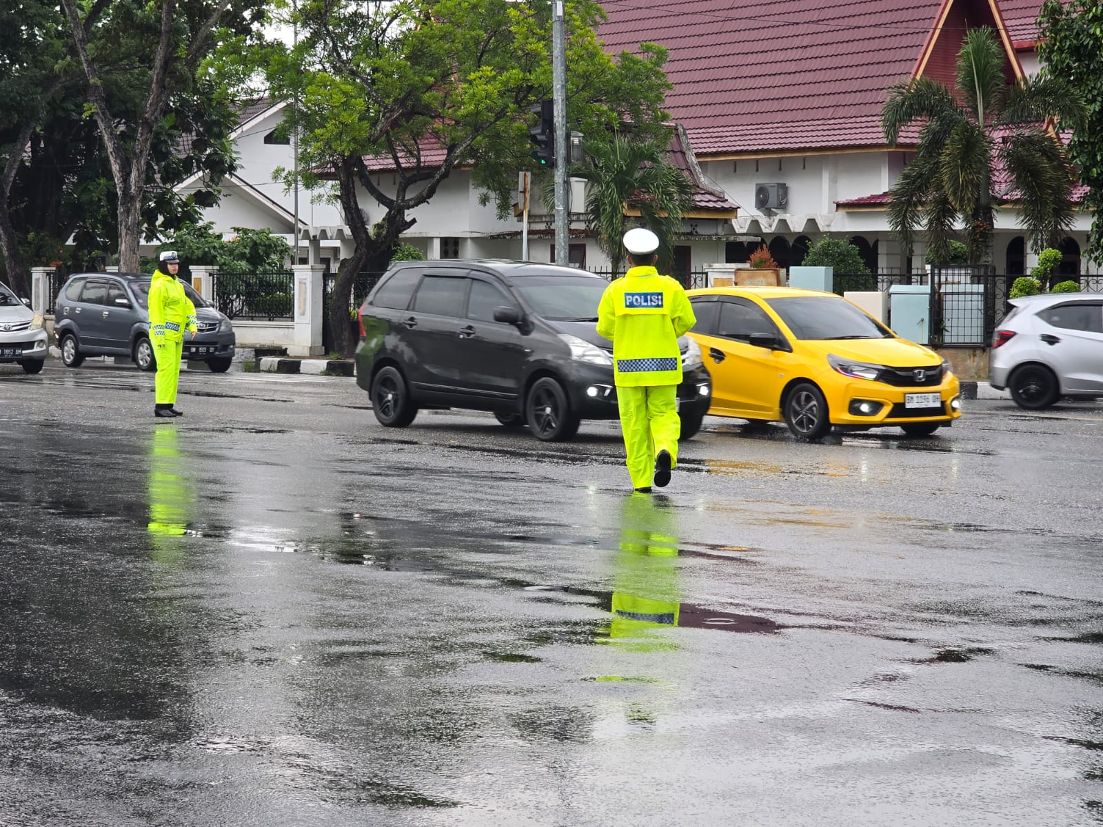 Apresiasi dan Terima Kasih untuk Polantas, Tetap Mengabdi di Tengah Guyuran Hujan