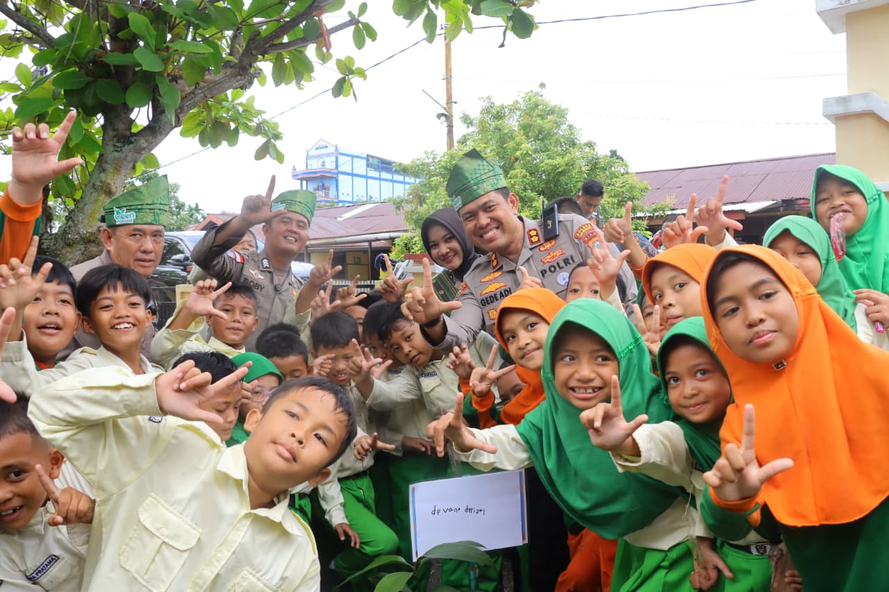 Kapolres Meranti Kenalkan Green Policing di SDN 02 Selatpanjang