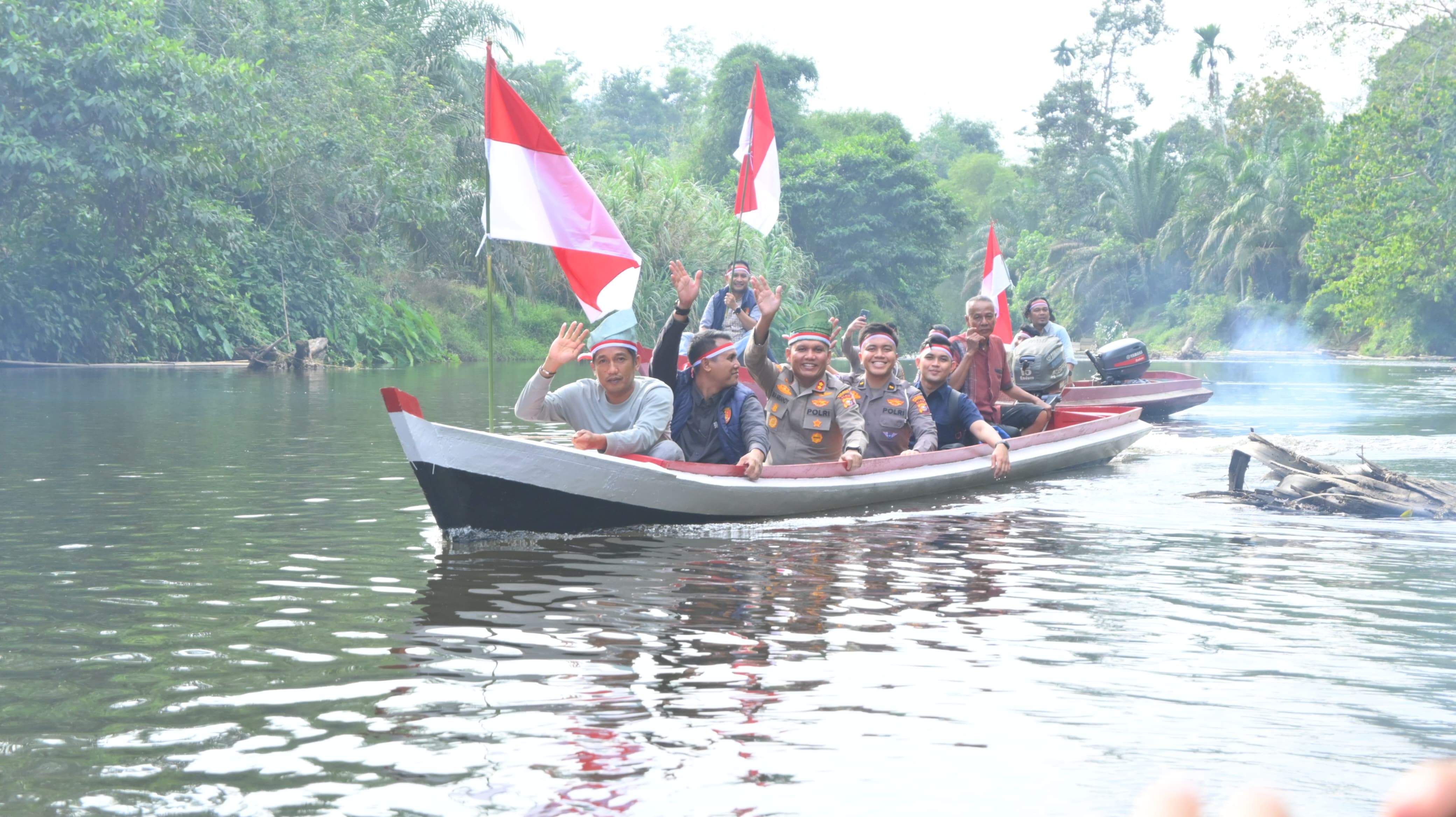 Nasionalisme Untuk Suku Talang Mamak, Tim Ekspedisi Presisi Merah Putih Polda Riau Polres Inhu Hantarkan Bendera, Bansos Hingga Tanam Pohon Bersama