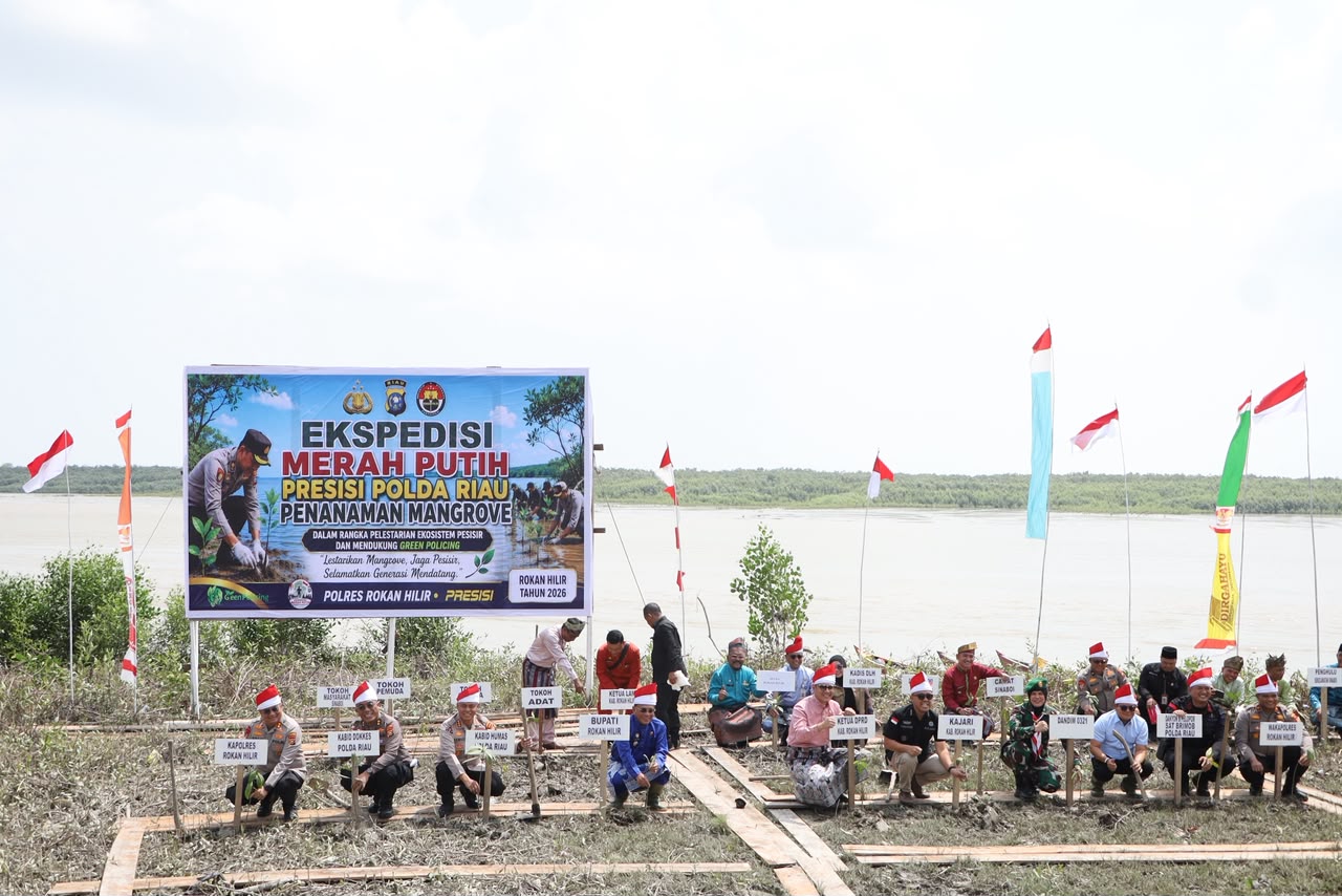EKSPEDISI MERAH PUTIH PRESISI POLDA RIAU TANAM 810 MANGROVE DAN SALURKAN BERBAGAI BANTUAN UNTUK MASYARAKAT PESISIR SINABOI