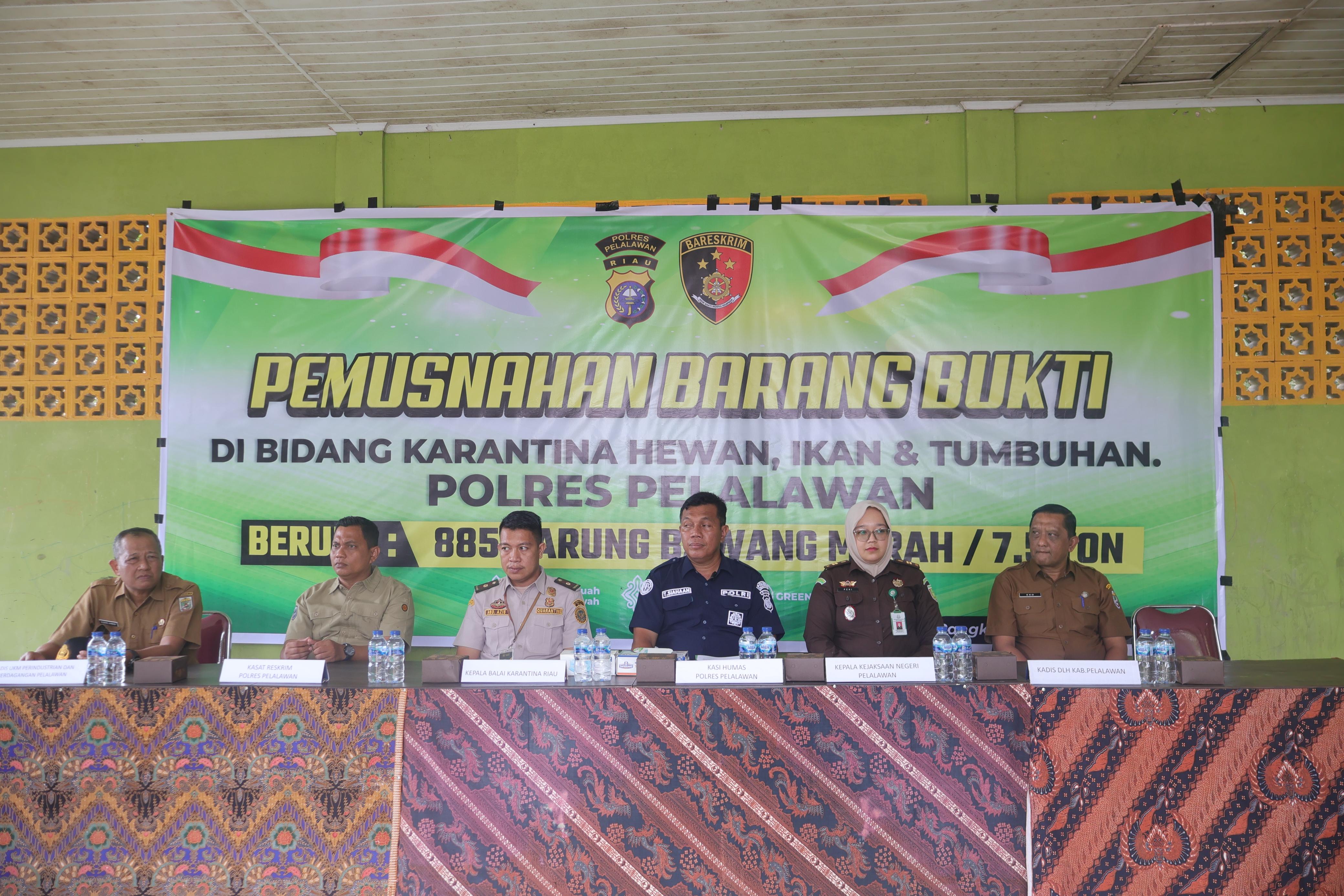 Bawang Merah sebanyak 7,5 Ton dimusnahkan di TPS oleh Polres Pelalawan dan Instansi Terkait