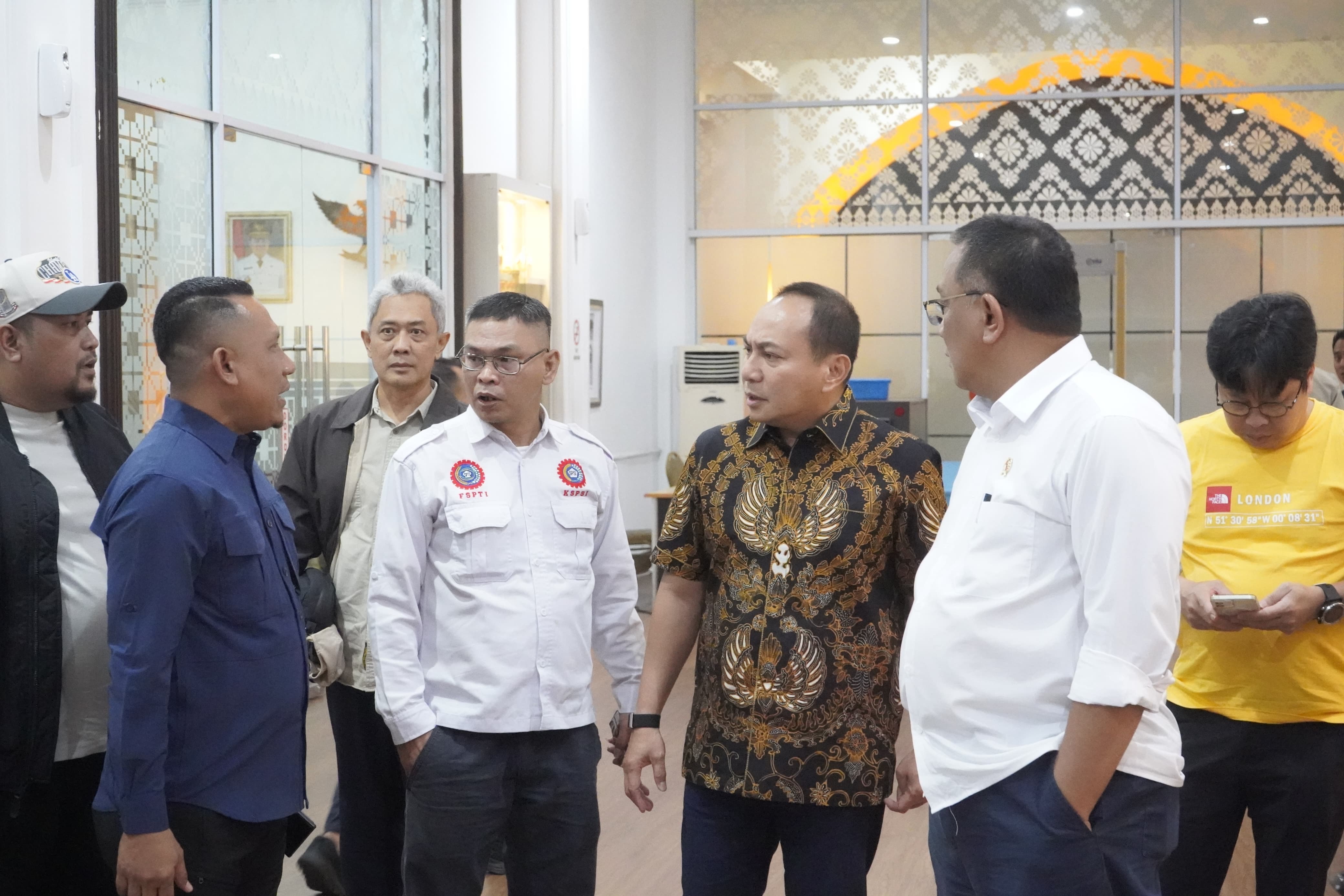 Kapolda Riau Sambut Kedatangan Menteri Lingkungan Hidup di Pekanbaru