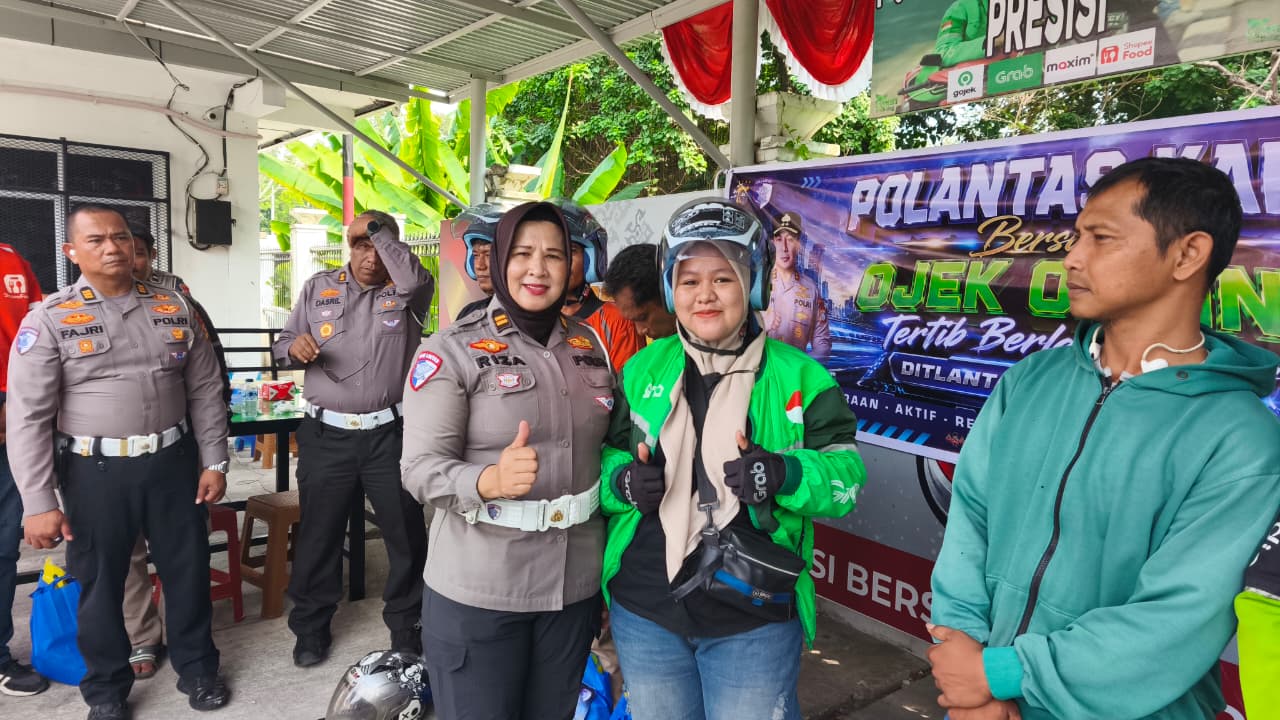 Semarak HUT ke-81 RI, Ditlantas Polda Riau Bagikan Sembako, Helm SNI dan Konvoi Bersama OJOL