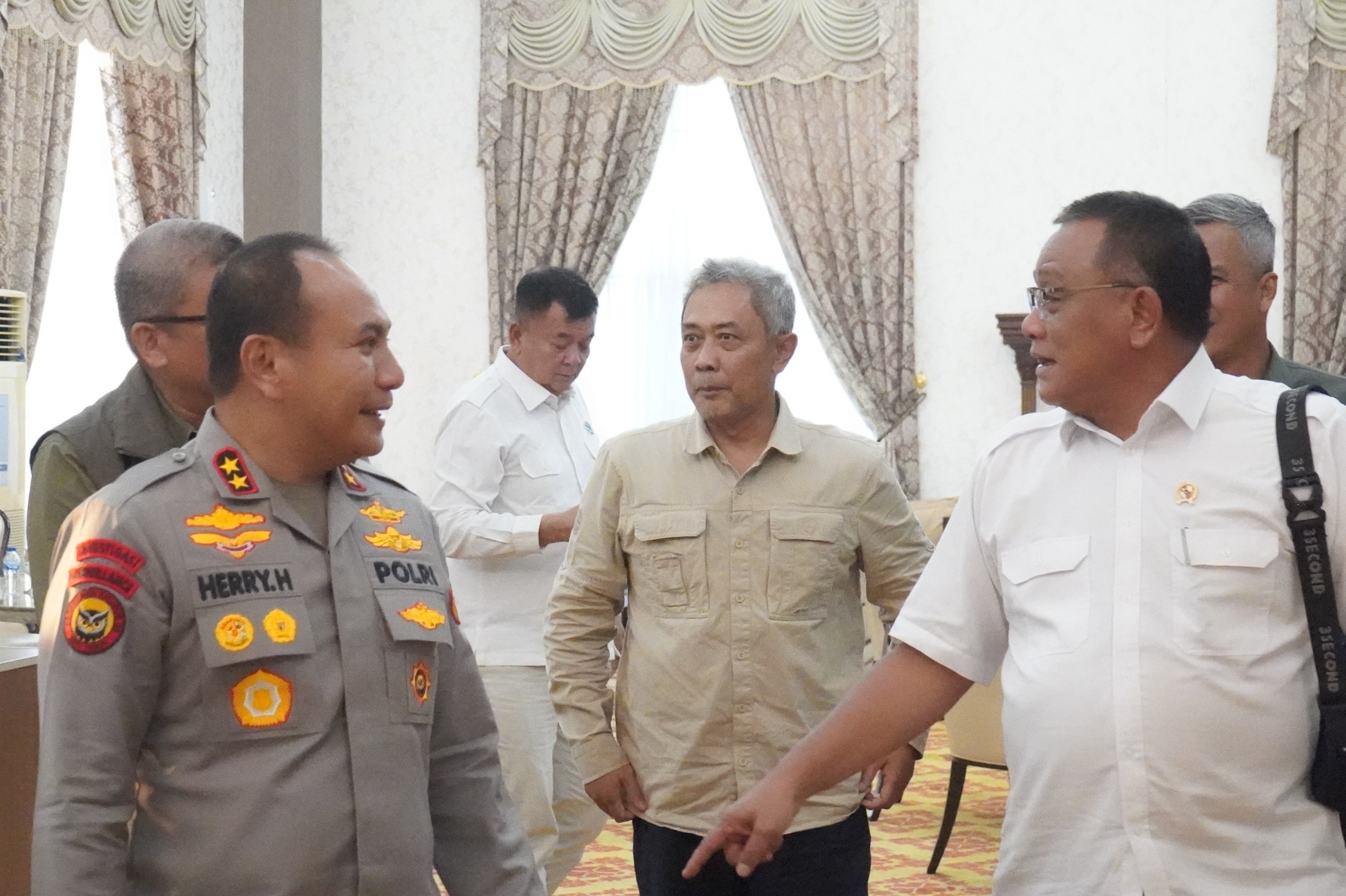 Kapolda Riau Irjen Herry Heryawan bersama sejumlah Pejabat Utama (PJU) Polda Riau mengantar keberangkatan Menteri Lingkungan Hidup Republik Indonesia beserta rombongan di Terminal VIP Lancang Kuning, Bandara Sultan Syarif Kasim (SSK) II Pekanbaru, Sabtu (