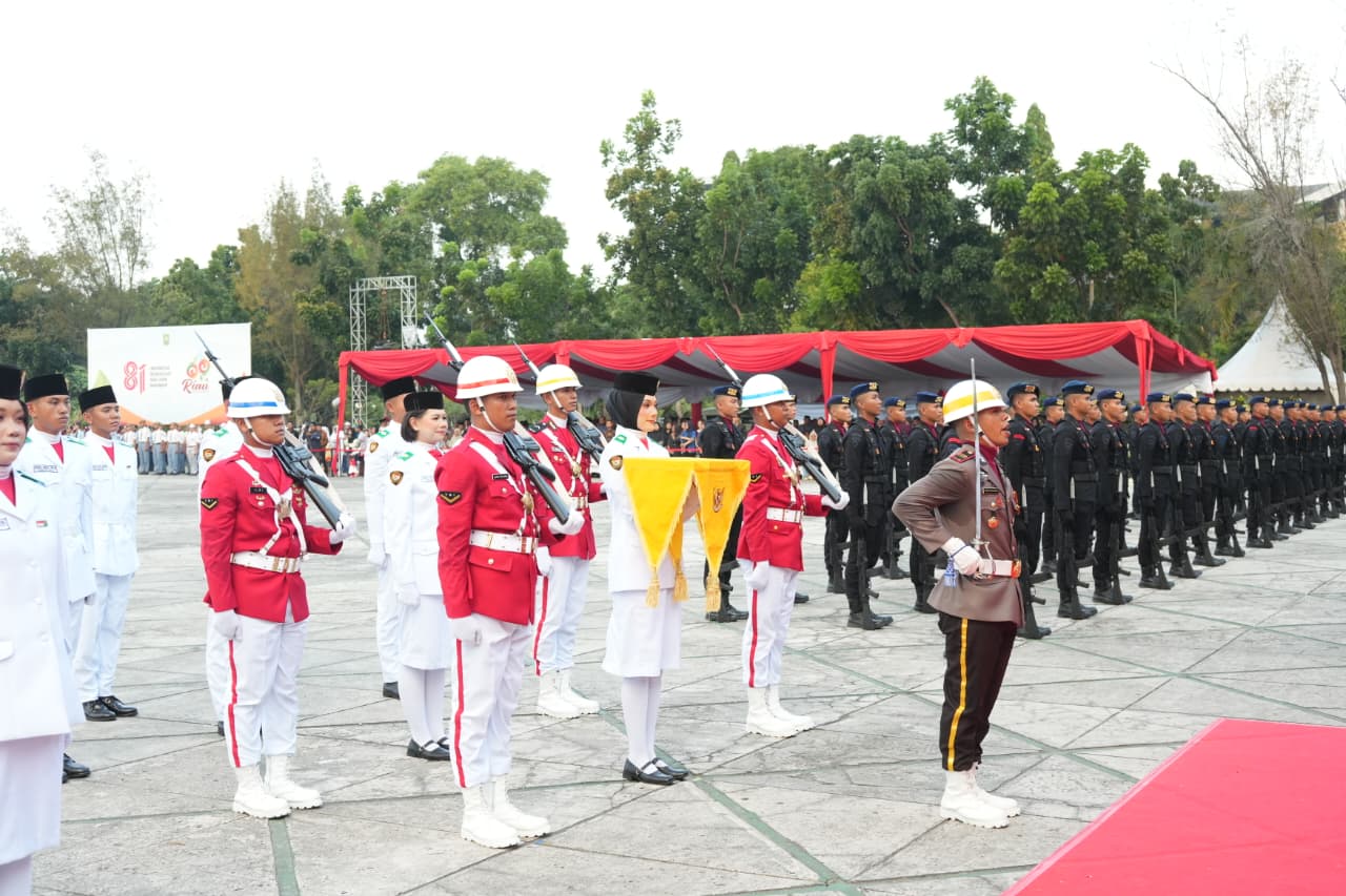 Upacara Penurunan Bendera Merah Putih di Kantor Gubernur Riau Berlangsung Khidmat