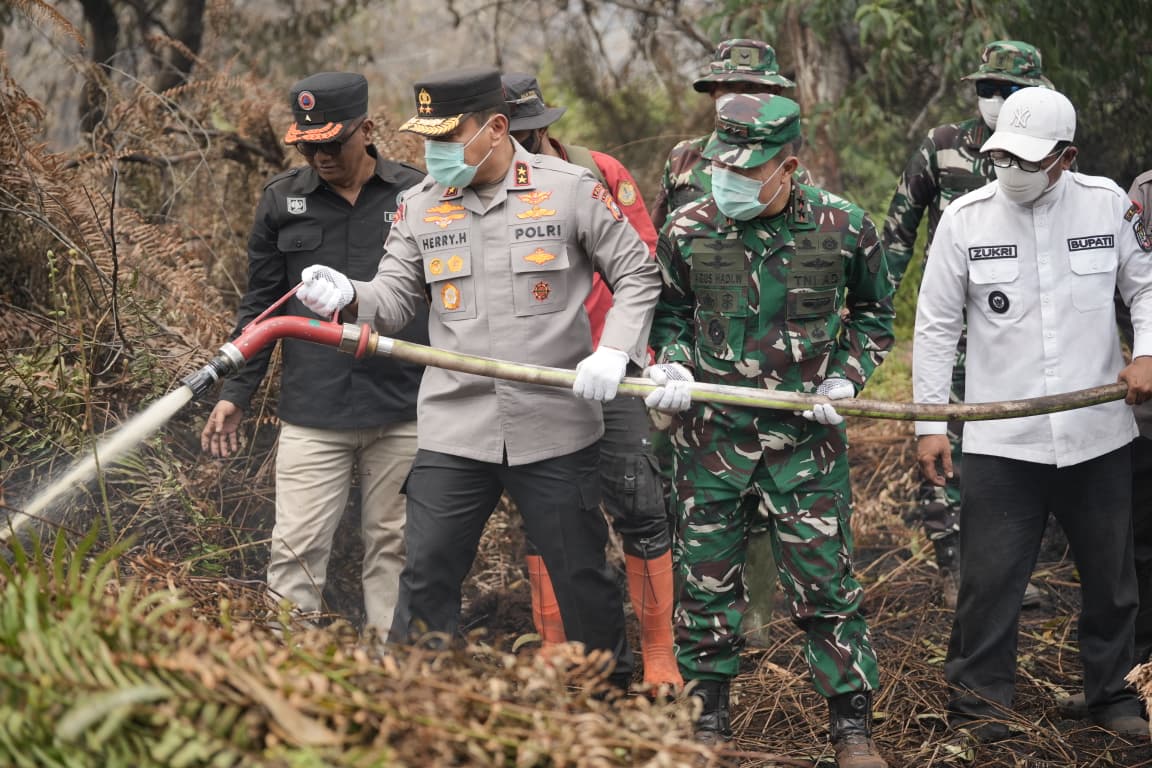 Kapolda Riau Bersama Unsur Forkopimda Tinjau Pemadaman Karhutla di Kerumutan Pelalawan