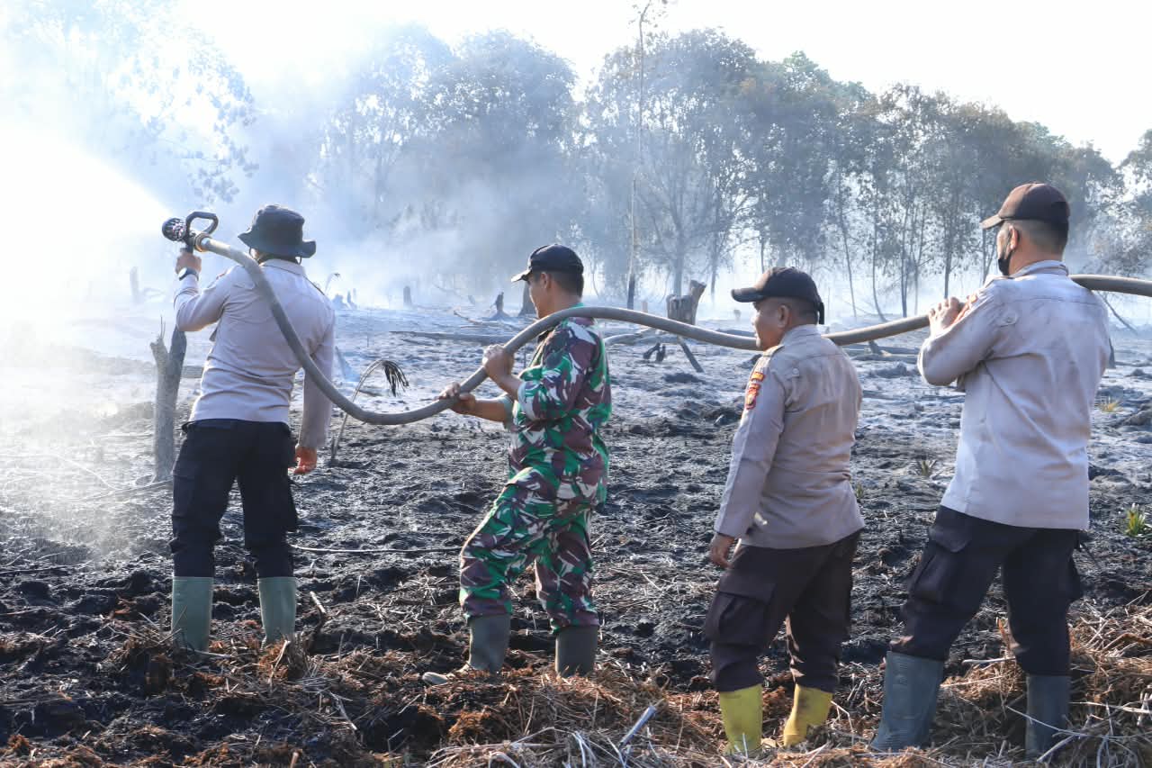 Kapolres Indragiri Hilir AKBP Donny Eko Listianto, S.H., S.I.K., M.H bersama Dandim 0314 Inhil Letkol Arm. Wahib Mustofa Fathurrahman, M.Han. Pimpin Pemadaman dan Pendinginan Hotspot di Gaung, 