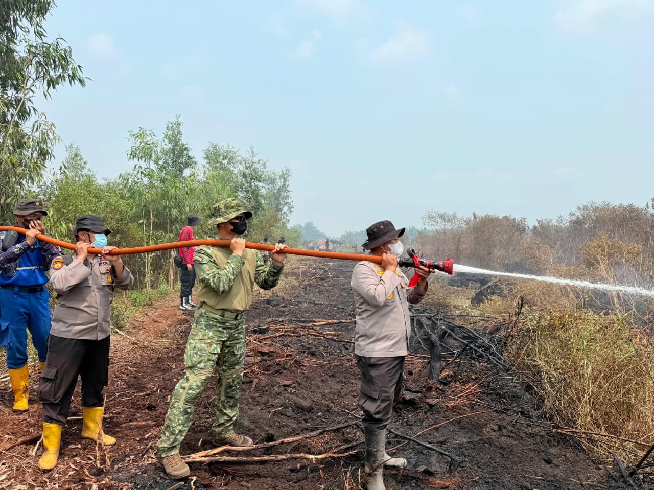 KAPOLRES PELALAWAN PIMPIN LANGSUNG PEMADAMAN KARHUTLA DIDESA RANTAU BARU, API BERHASIL DIJINAKKAN