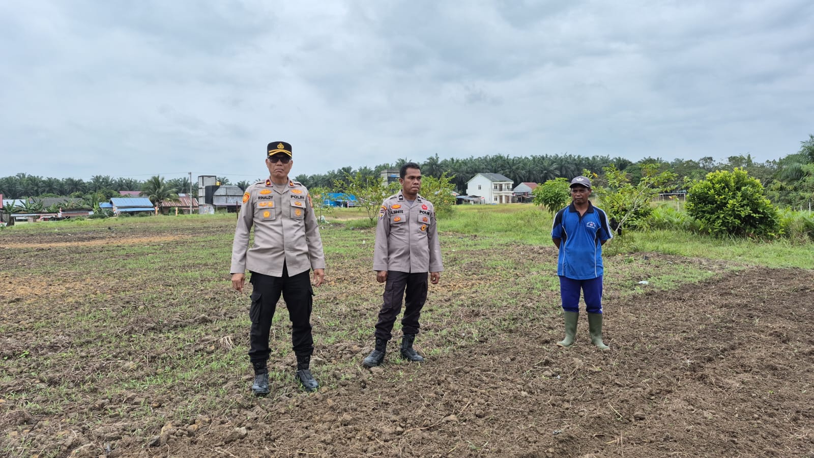 POLSEK KURAS CEK KESIAPAN LAHAN 7 HA DI SMKN 1 TERANTANG MANUK UNTUK TANAM JAGUNG PIPIL SERENTAK