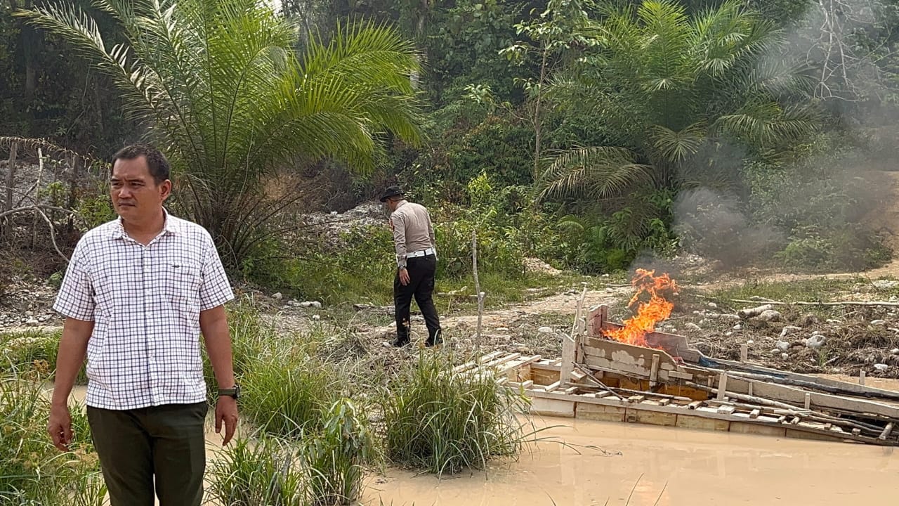 Tindak Lanjut Layanan Kepolisian 110, Polres Kuansing Tertibkan Dua Rakit PETI di Pulau Kopung