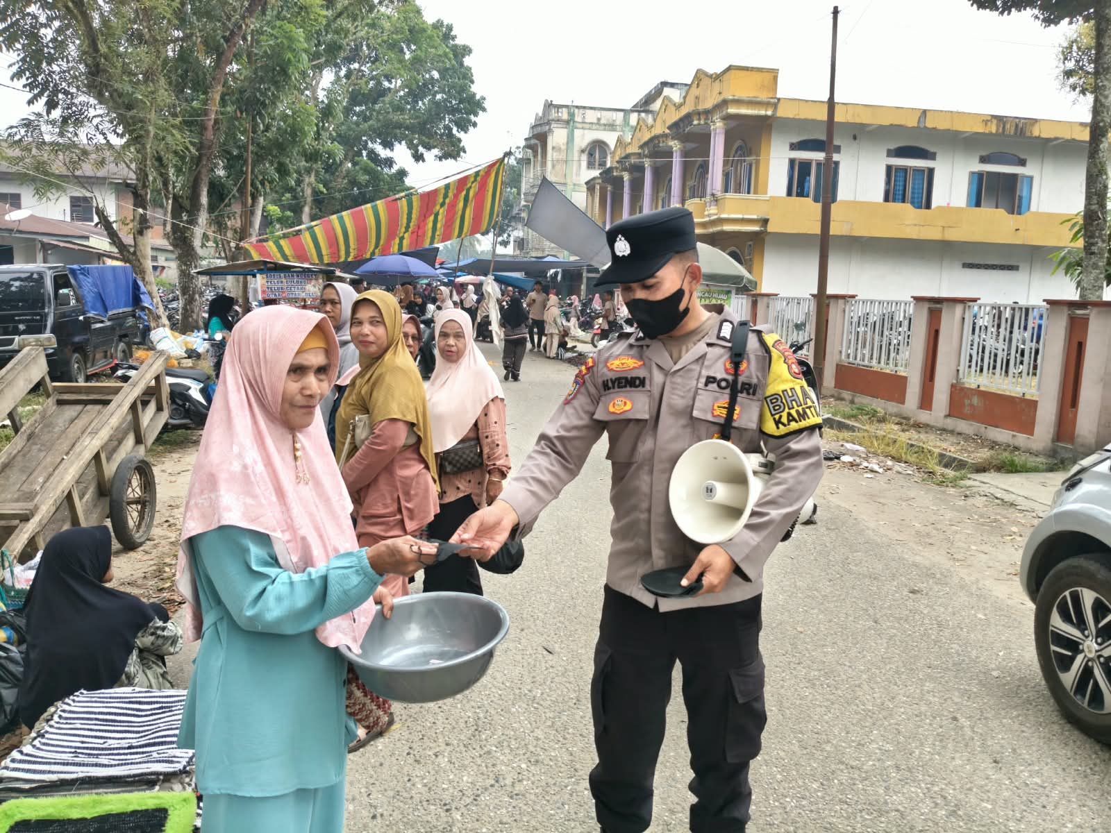Polsek Benai Bagikan Masker kepada Masyarakat di Pasar Benai