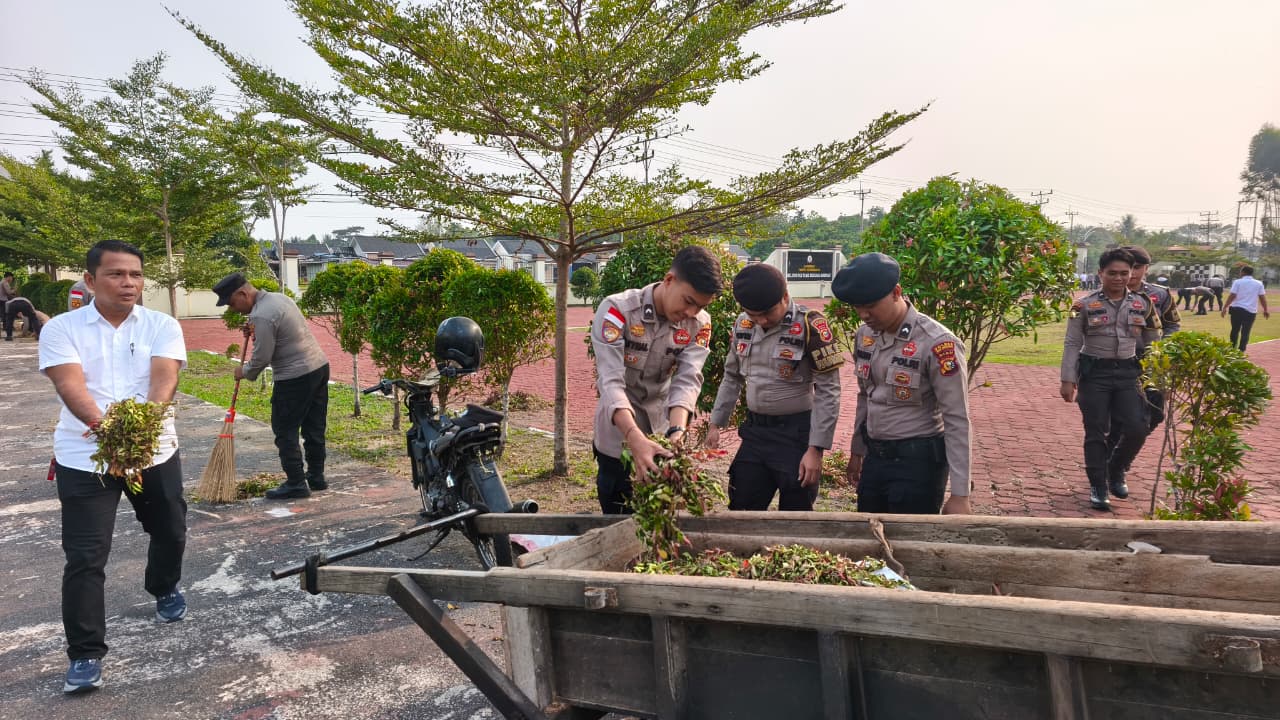 PERSONEL POLRES KEPULAUAN MERANTI LAKSANAKAN KURVE, WUJUDKAN LINGKUNGAN MAKO YANG BERSIH DAN NYAMAN