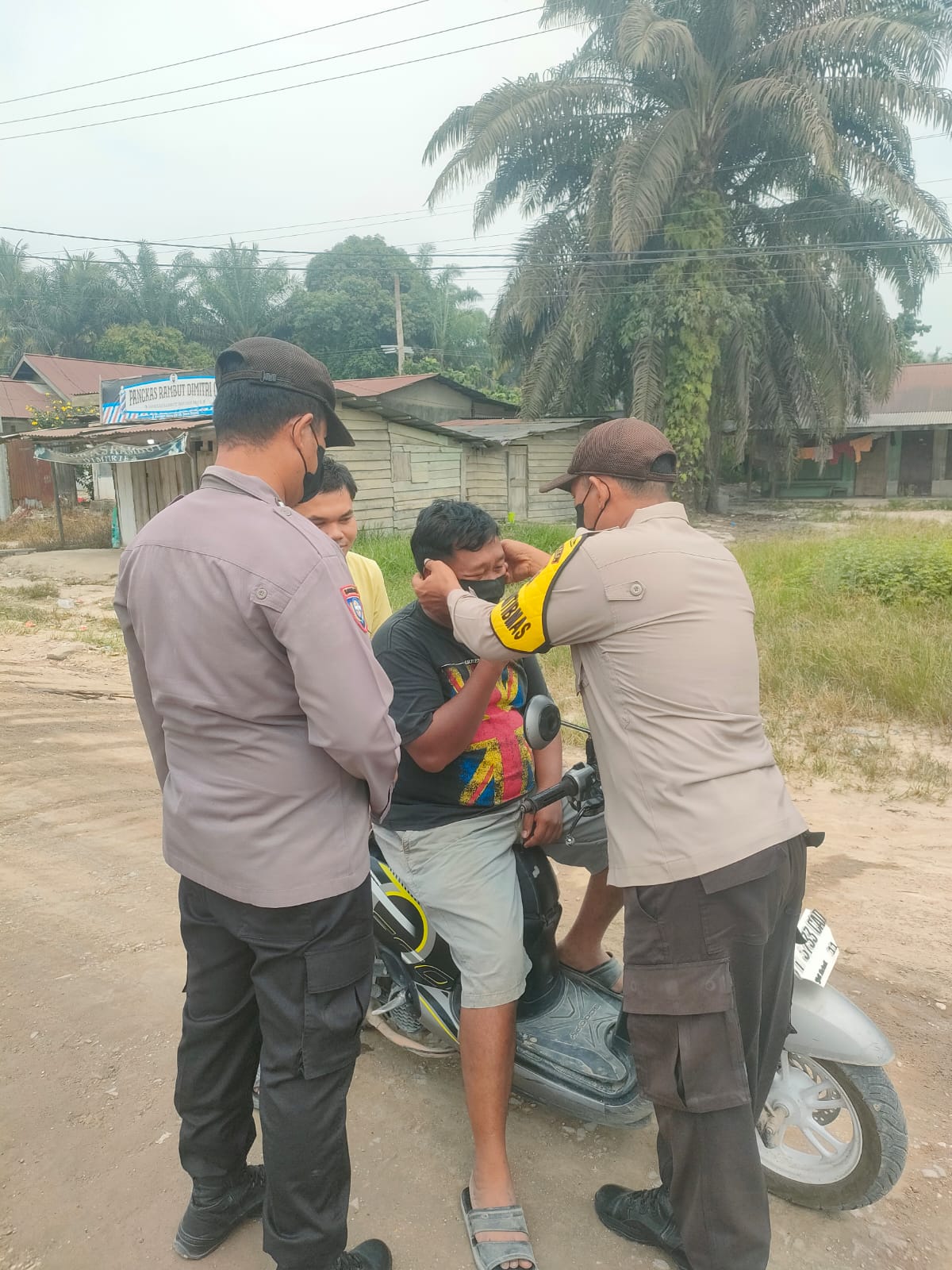 Kepada Pengendara, Polsek Langgam Bagikan Masker