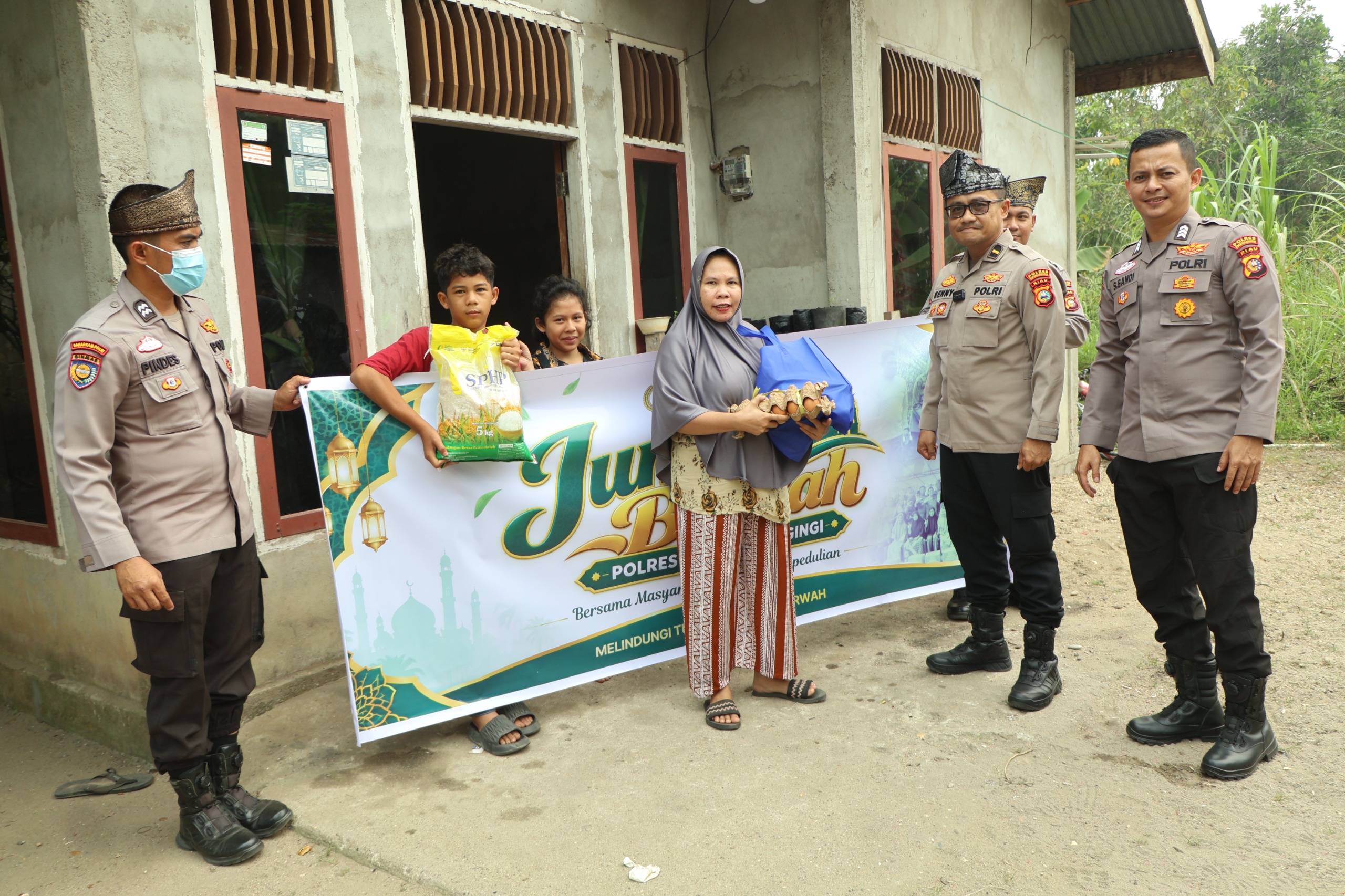 Polres Kuansing Salurkan Bantuan Sembako melalui Program Jumat Barokah