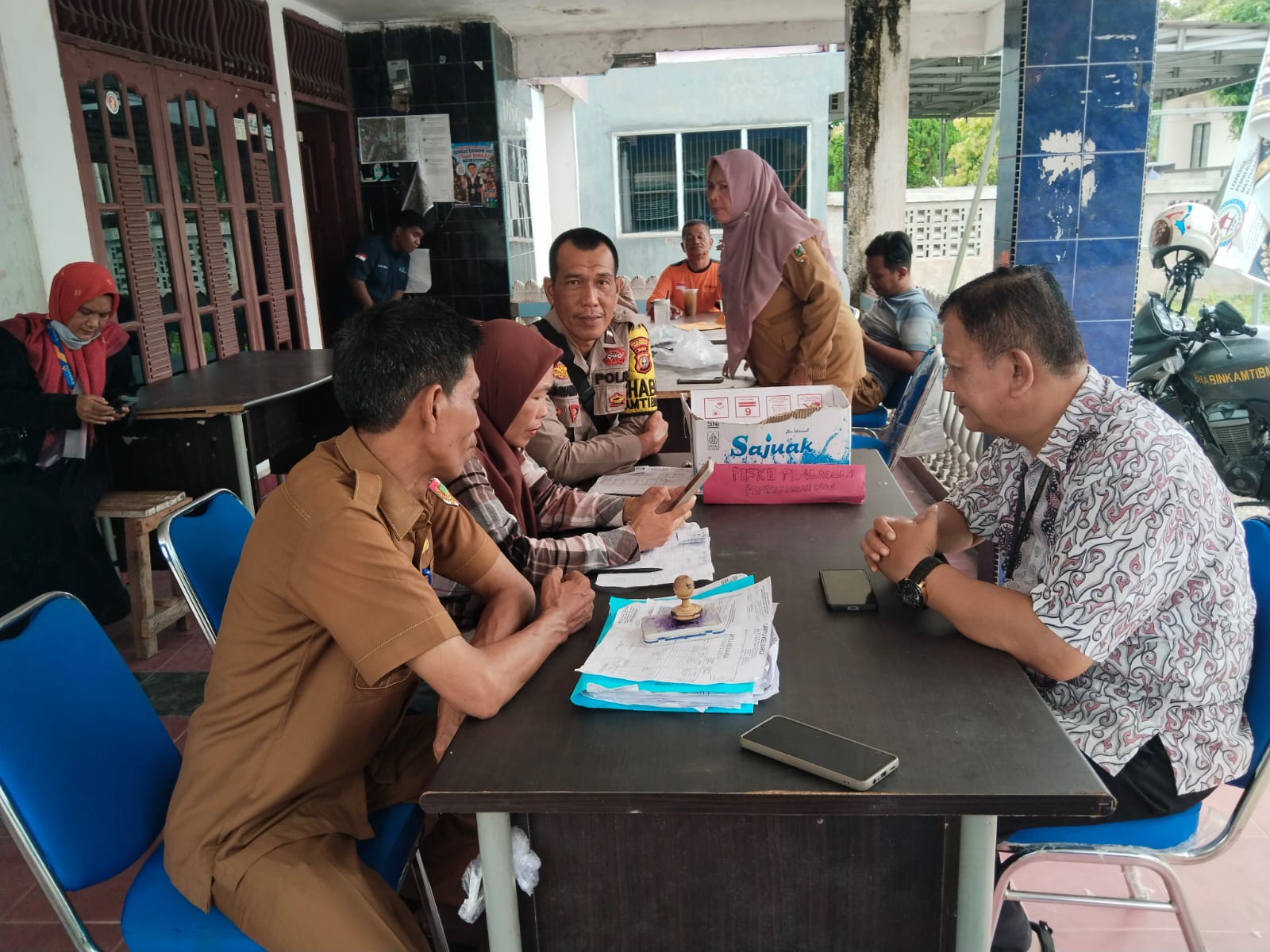 Polsek Binawidya Sosialisasikan Larangan Membakar Lahan, Pantau Penyaluran Bantuan Beras di Sialang Munggu