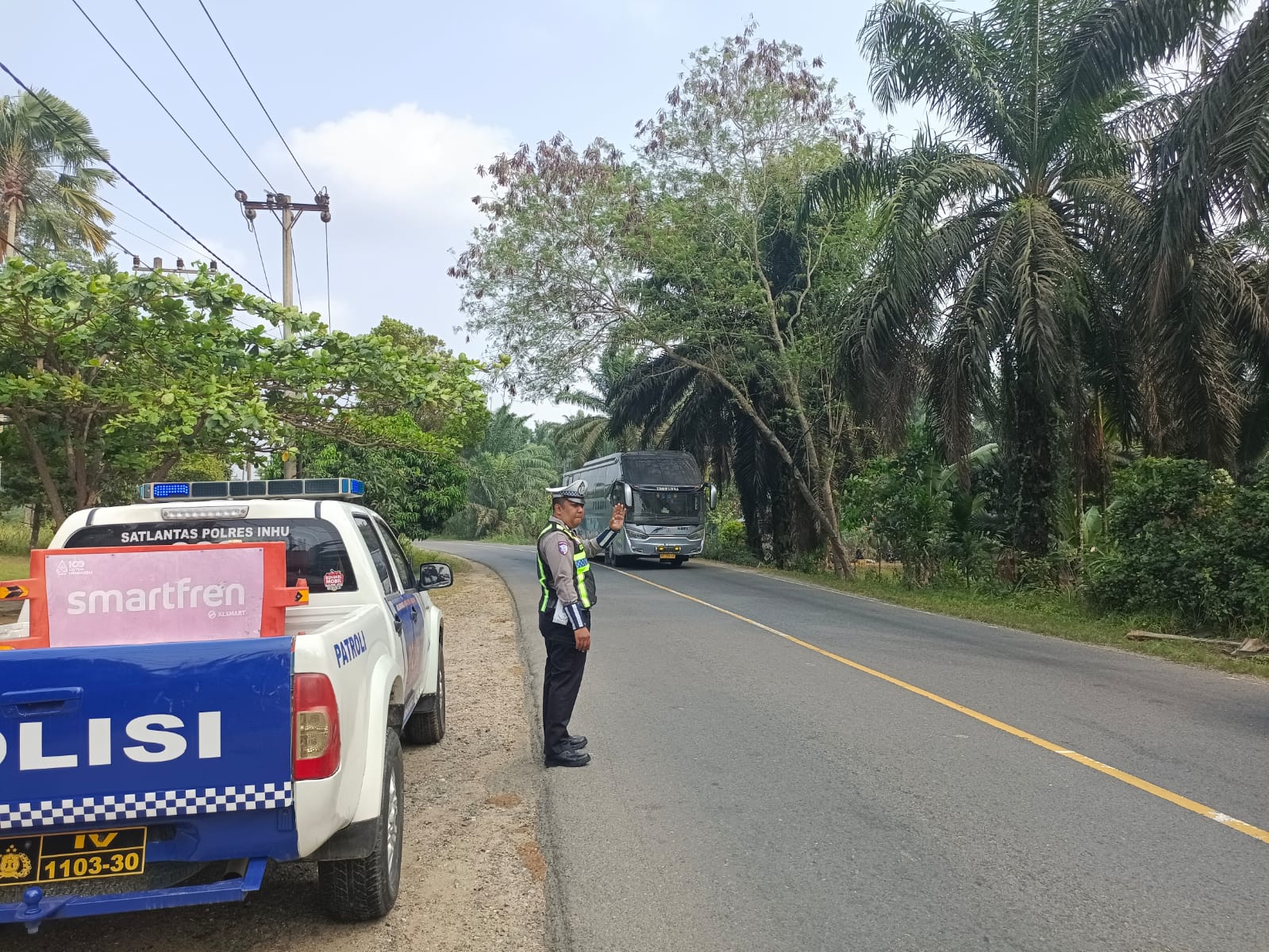 Patroli Rawan Laka Polsek Lirik, Polisi Hadir Jaga Keselamatan Pengguna Jalan di Lintas Timur