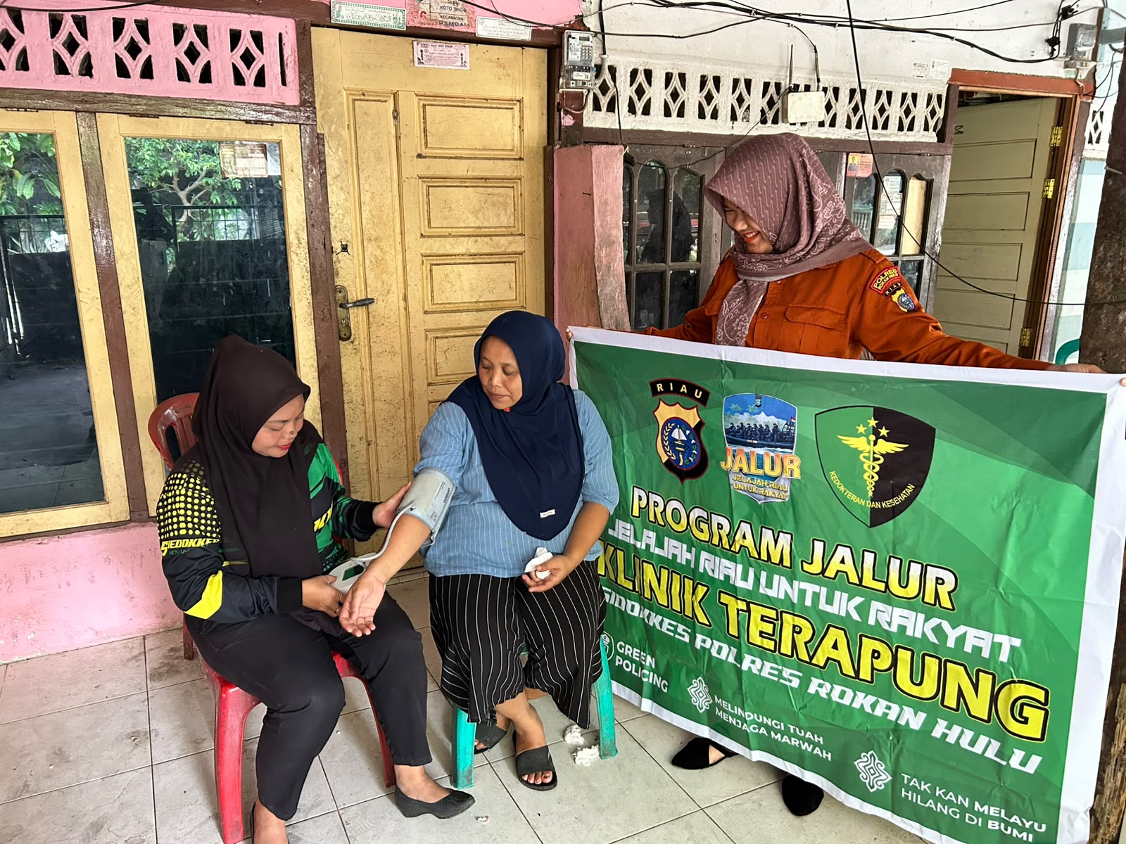 Klinik Terapung Polres Rokan Hulu Layani Warga Pesisir Batang Lubuh dengan Pemeriksaan Kesehatan Gratis