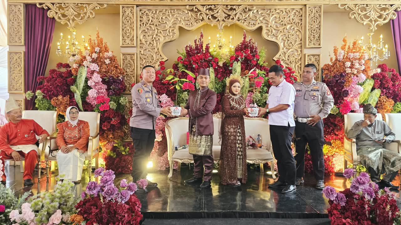 Hadiri Pesta Pernikahan, Polsek Kabun Gelorakan Gerakan Riau Cerah Presisi Lewat Bibit Pohon yang Dijadikan Kado