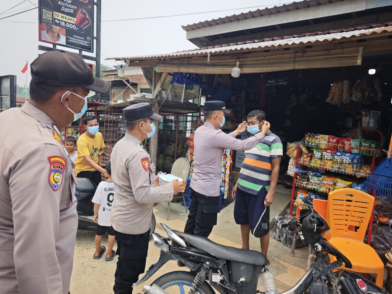 Polsek Kerumutan Bagikan Masker kepada Pengendara, Antisipasi Kabut Asap