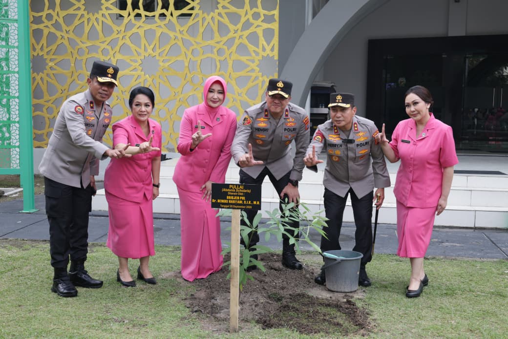 Jelang Tinggalkan Polda Riau, Brigjen Hengki Haryadi Tanam Pohon di Masjid Al Adzim