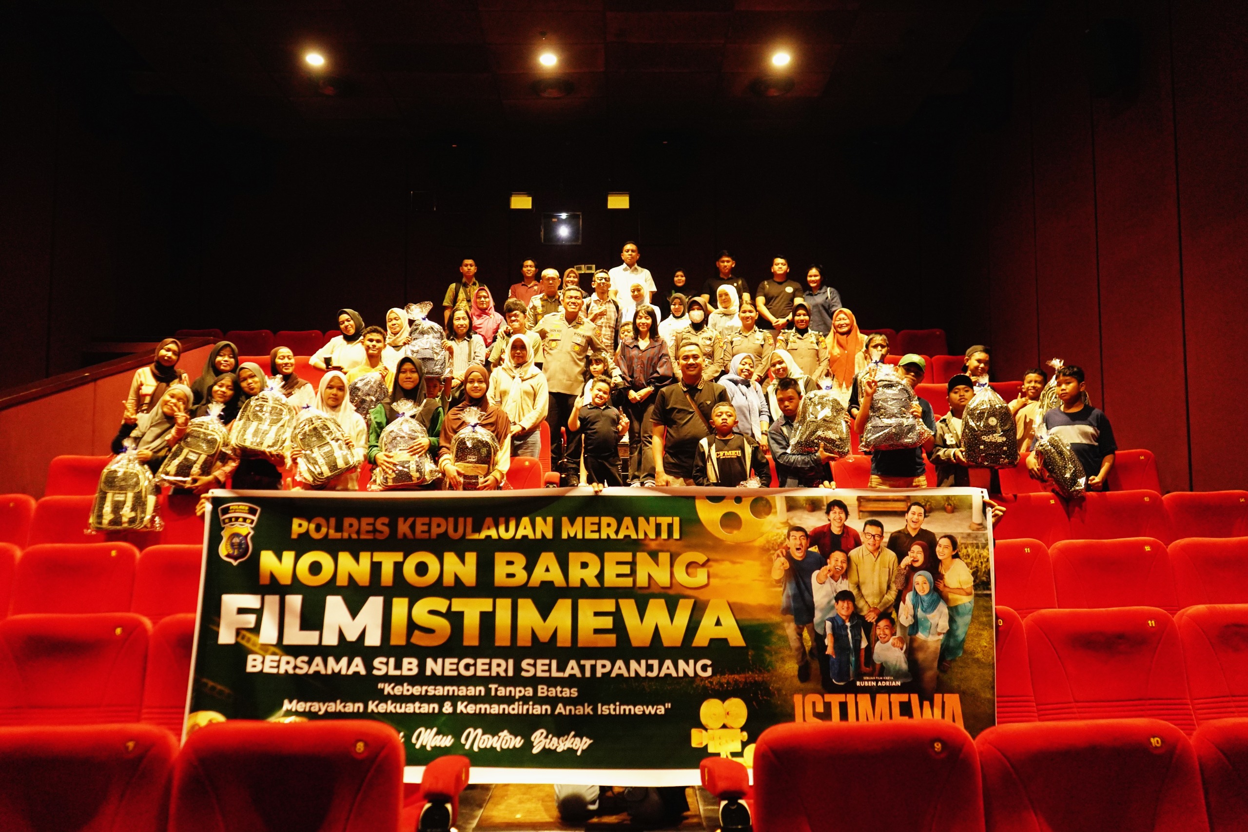 Senyum Siswa SLB Selatpanjang di Balik Nonton Film Istimewa, Ada Kepedulian Kapolres Meranti