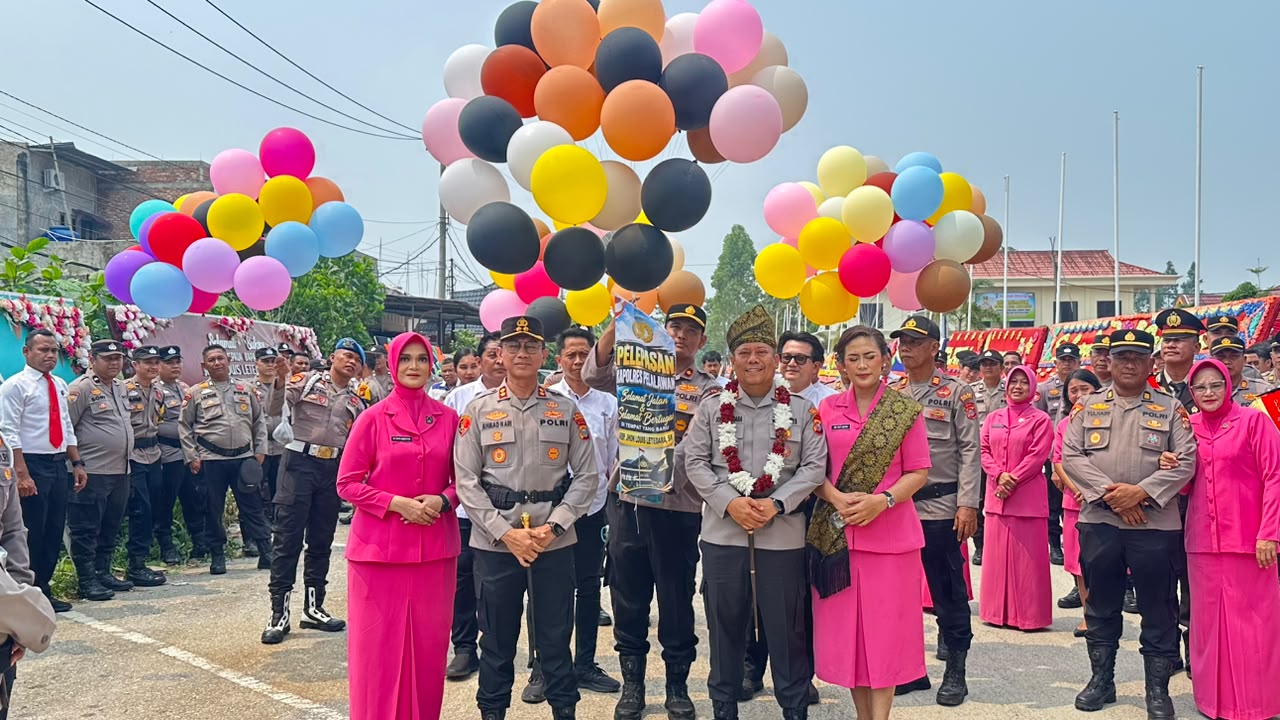  FAREWELL PARADE KENAL PAMIT KAPOLRES PELALAWAN DARI AKBP JOHN LOUIS LETEDARA KE AKBP AHMAD NUR ARI S.SOS, S.I.K, M.H