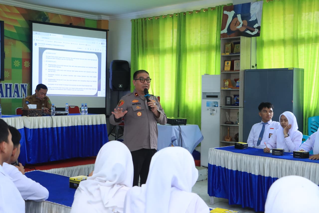 Polres Inhil Sosialisasikan Green Policing di SMAN 1 Tembilahan, Dorong Generasi Muda Peduli Lingkungan