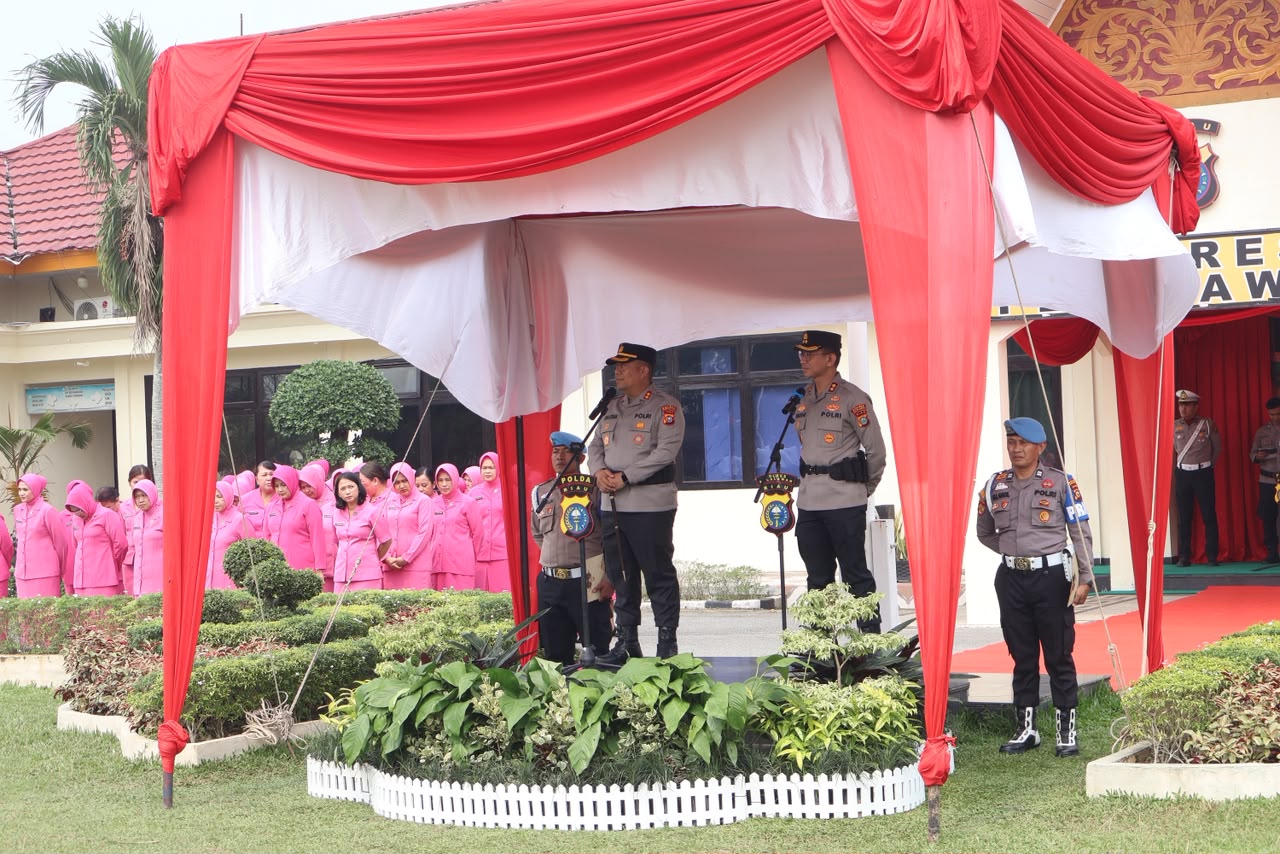 FAREWELL PARADE KENAL PAMIT KAPOLRES PELALAWAN DARI AKBP JOHN LOUIS LETEDARA KE AKBP AHMAD NUR ARI S.SOS, S.I.K, M.H