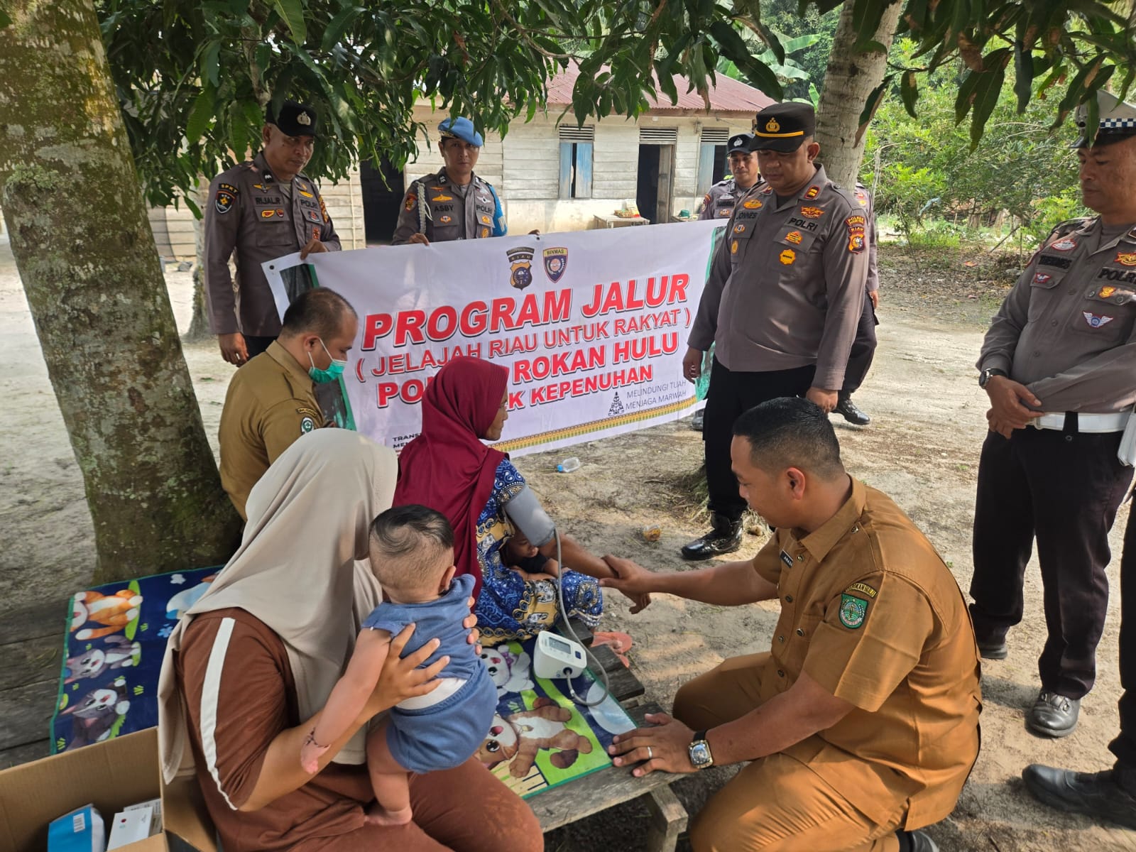Program JALUR, Polsek Kepenuhan Sasar Warga Pinggir Sungai Rokan, Bagikan Sembako dan Cek Kesehatan Gratis
