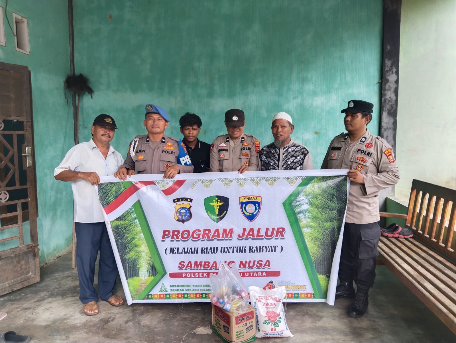 Program JALUR Polres Rokan Hulu Salurkan Bantuan Sosial kepada Warga Kurang Mampu di Tambusai Utara